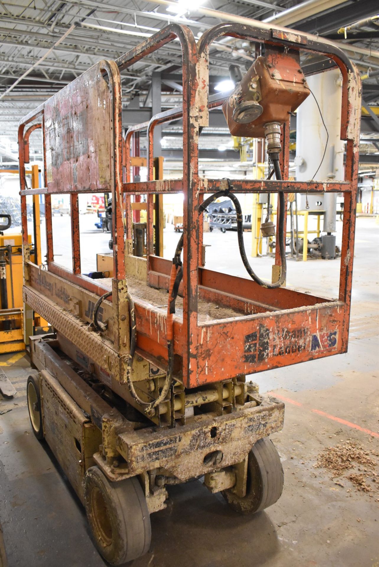 JLG CM-1432 ELECTRIC SCISSOR LIFT WITH 14' MAX VERTICAL REACH, 500 LBS. CAPACITY, 24 VOLT BATTERY - Image 3 of 8