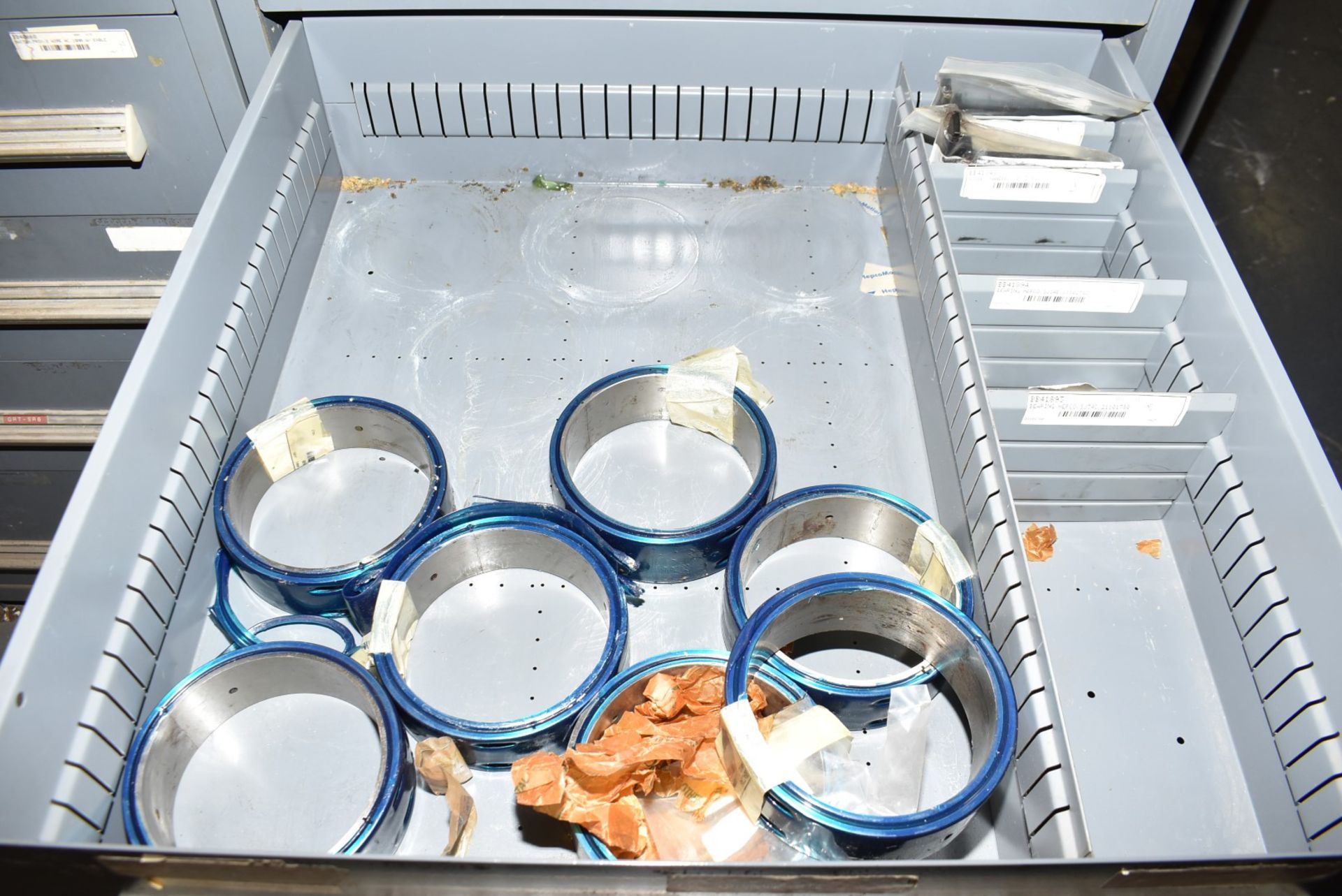 LOT/ CONTENTS OF CABINET - INCLUDING SLITTER BLADES, SPLIT ANVILS, BELTING, SPARE PARTS (TOOL - Image 3 of 6