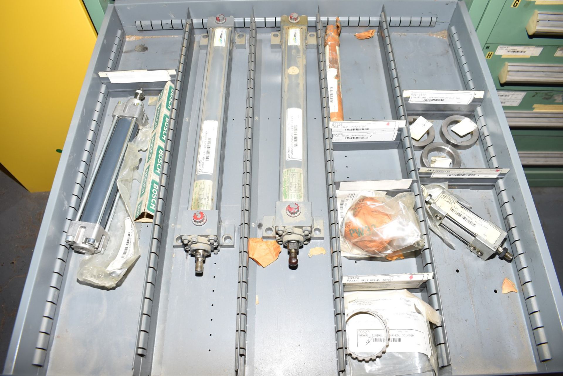 LOT/ CONTENTS OF CABINET - INCLUDING SAFETY DOOR SWITCHES, BELTS, TENSIONERS, AIR CYLINDERS, OIL - Bild 8 aus 11