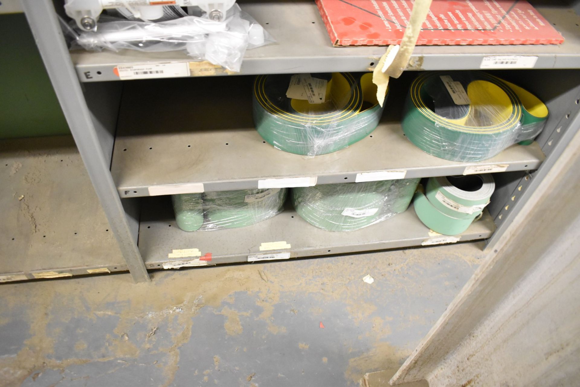 LOT/ CONTENTS OF SHELF - INCLUDING CONVEYOR BELTING, DIAPHRAGM PUMP, SAW BLADES [RIGGING FEES FOR - Image 4 of 5