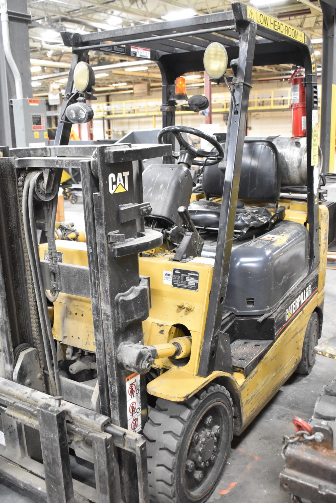 CATERPILLAR GC25 4,650 LBS. CAPACITY LPG LOW PROFILE FORKLIFT WITH 80" MAX VERTICAL REACH, 2-STAGE - Image 3 of 8
