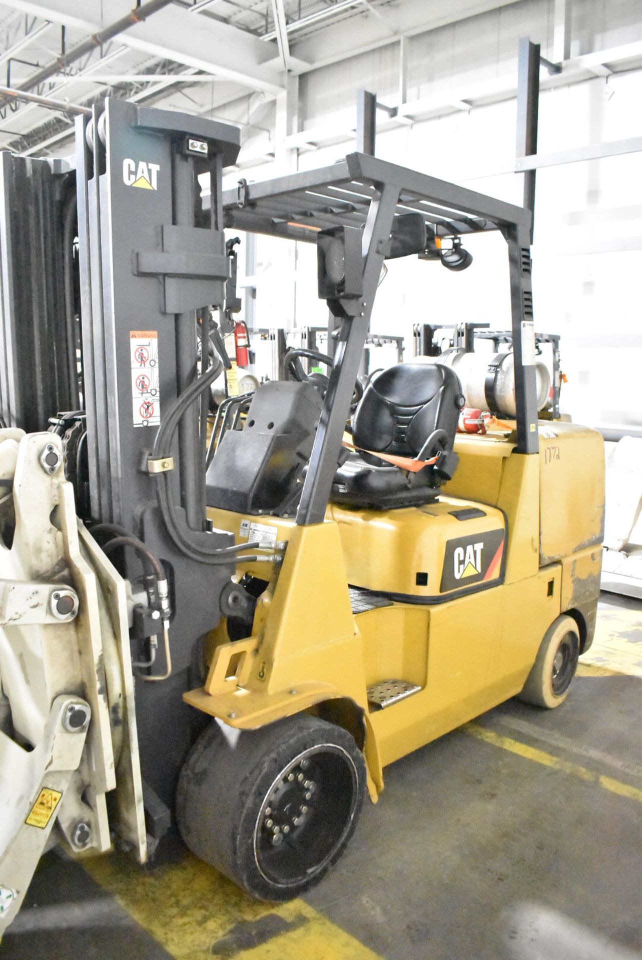 CATERPILLAR (2016) GC55K 7,200 LBS. CAPACITY LPG FORKLIFT WITH 172" MAX VERTICAL REACH, 3-STAGE HIGH - Image 4 of 10