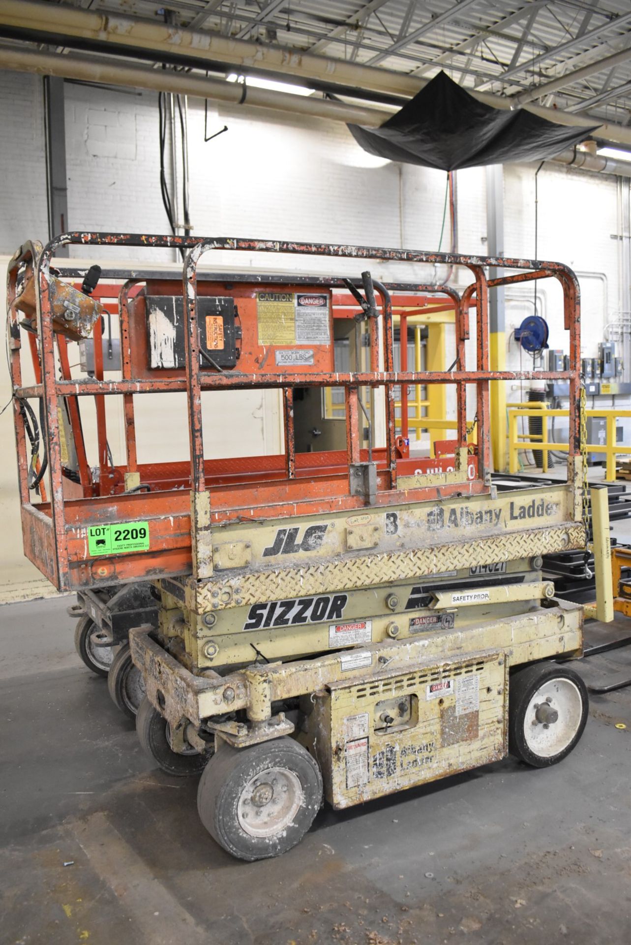 JLG CM-1432 ELECTRIC SCISSOR LIFT WITH 14' MAX VERTICAL REACH, 500 LBS. CAPACITY, 24 VOLT BATTERY - Image 2 of 8