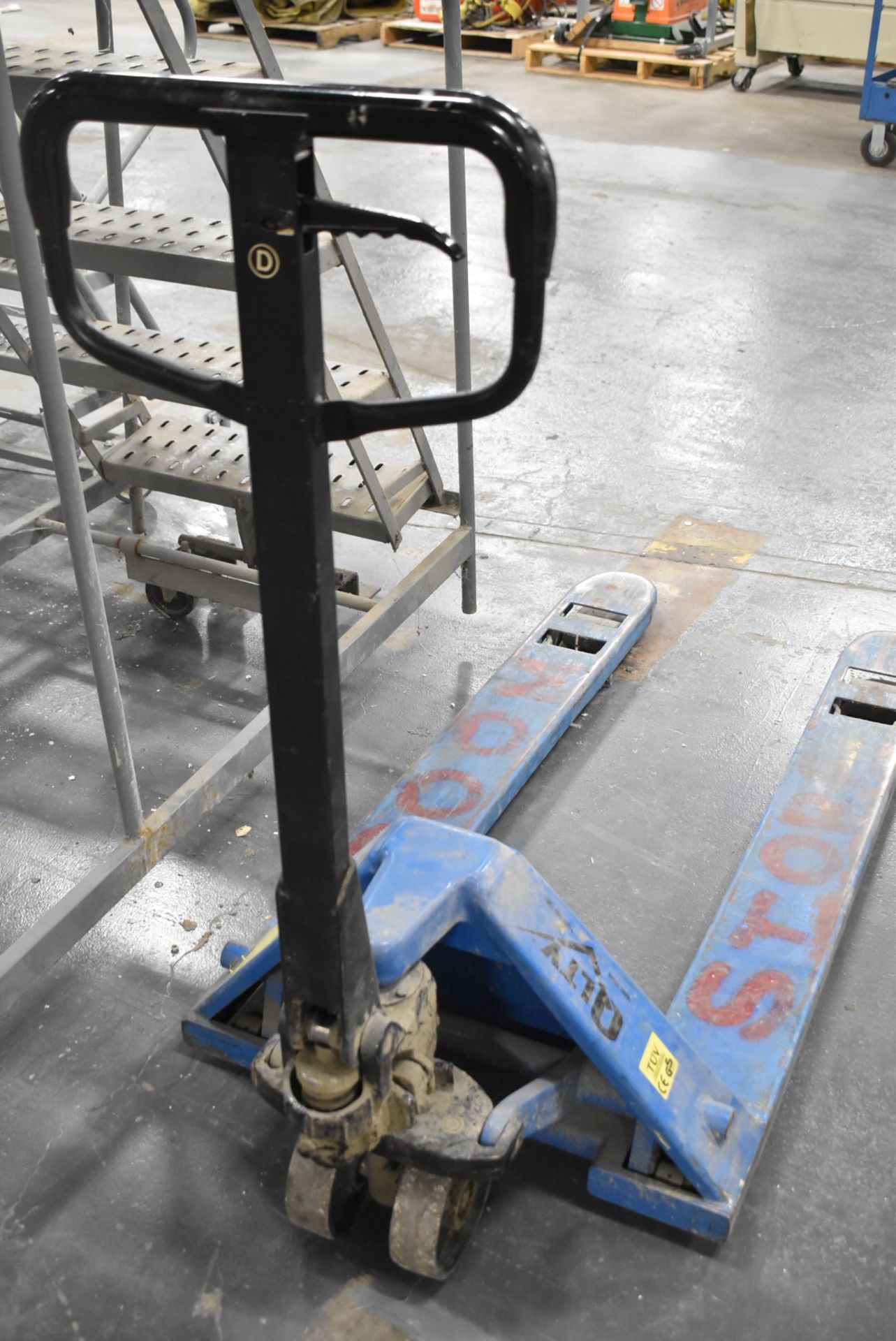 HYDRAULIC PALLET JACK (DELAYED DELIVERY) [RIGGING FEES FOR LOT #2273 - $25 USD PLUS APPLICABLE - Image 3 of 3