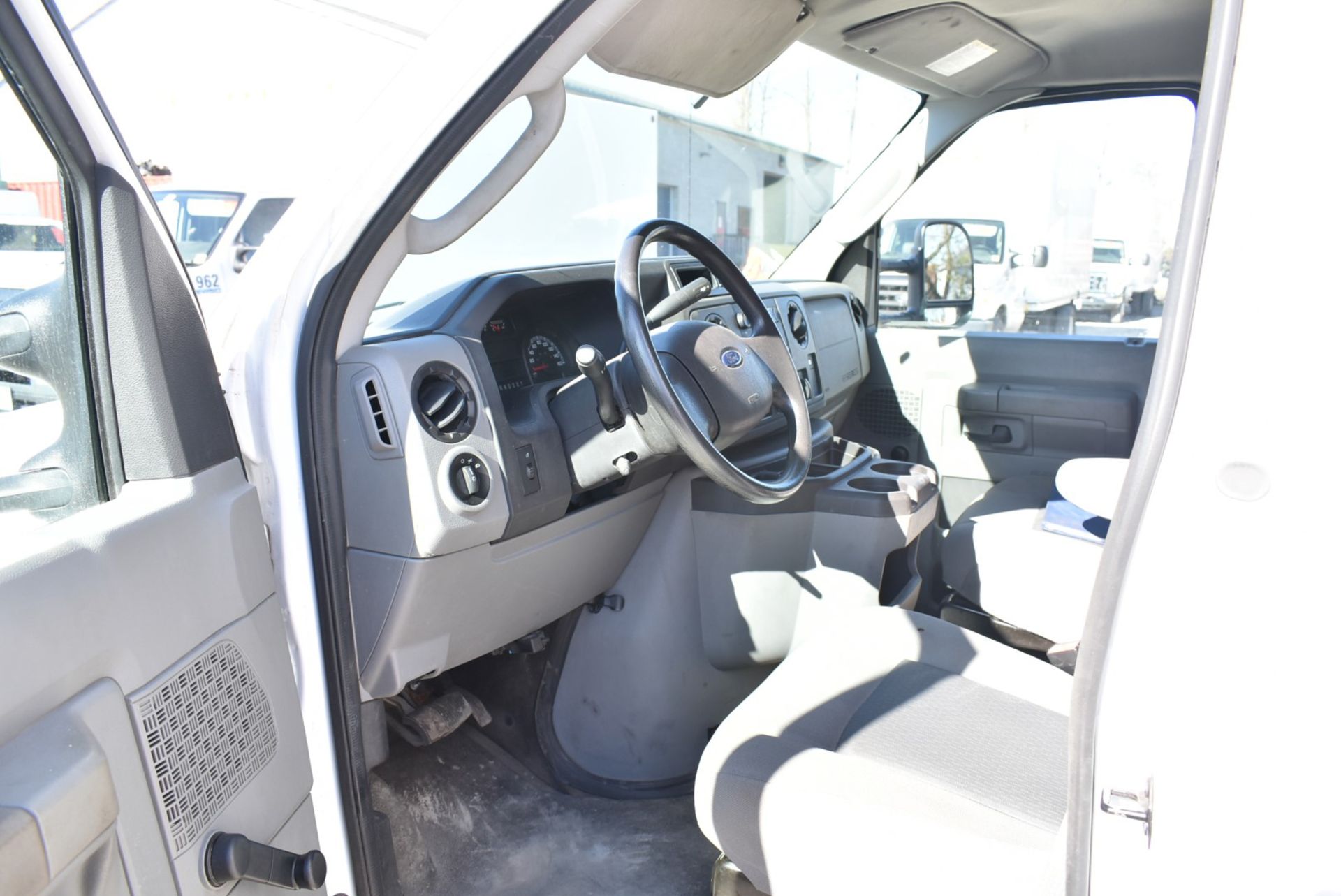 FORD (2016) E450 SUPER DUTY CUBE VAN WITH 5.4L 8 CYL. GAS ENGINE, AUTO. TRANSMISSION, 42,459 KM ( - Image 9 of 12