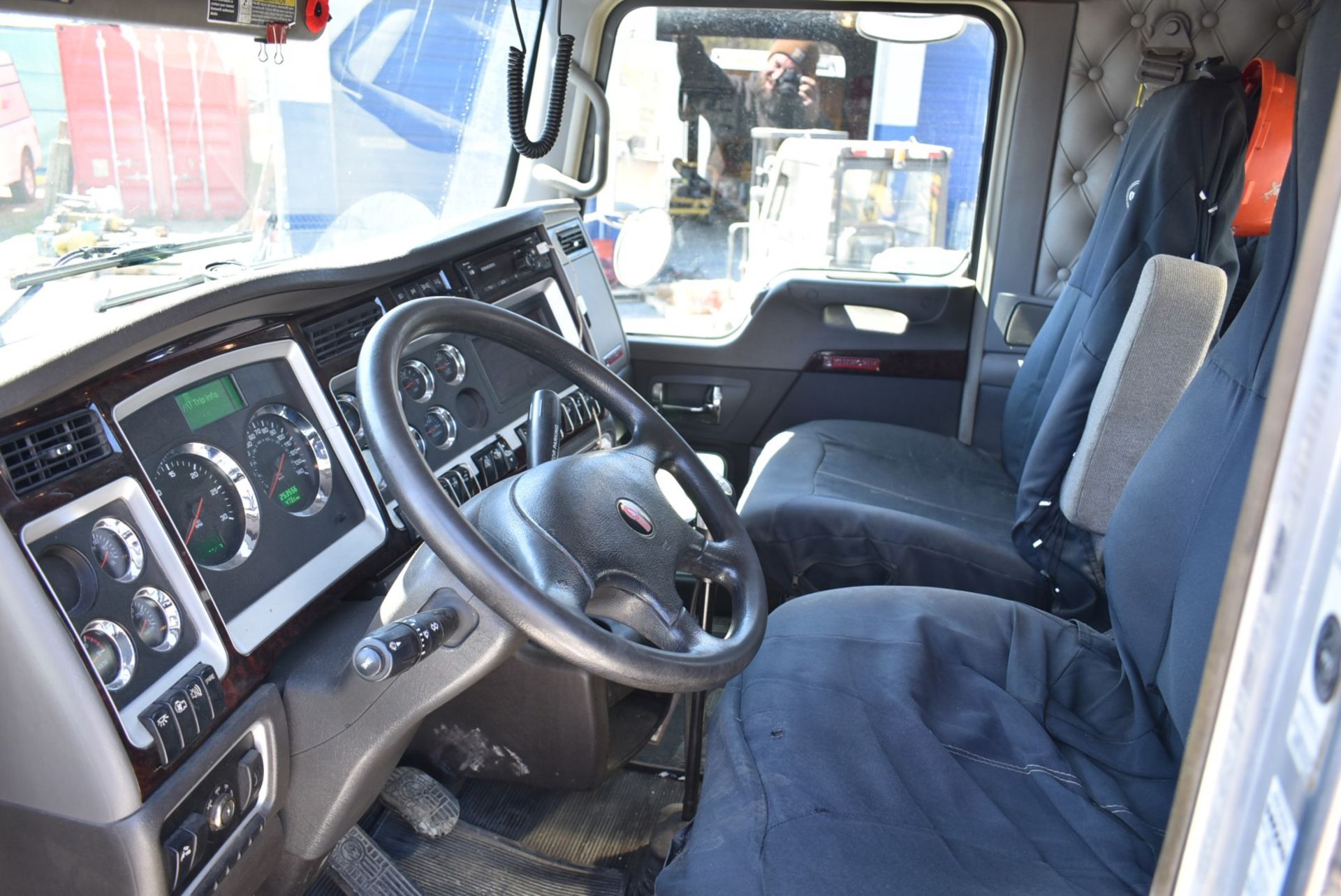 KENWORTH (2018) T800 TRI-DRIVE SEMI-TRACTOR TRUCK WITH DAY CAB, CUMMINS ISX-565 DIESEL ENGINE, - Image 10 of 16