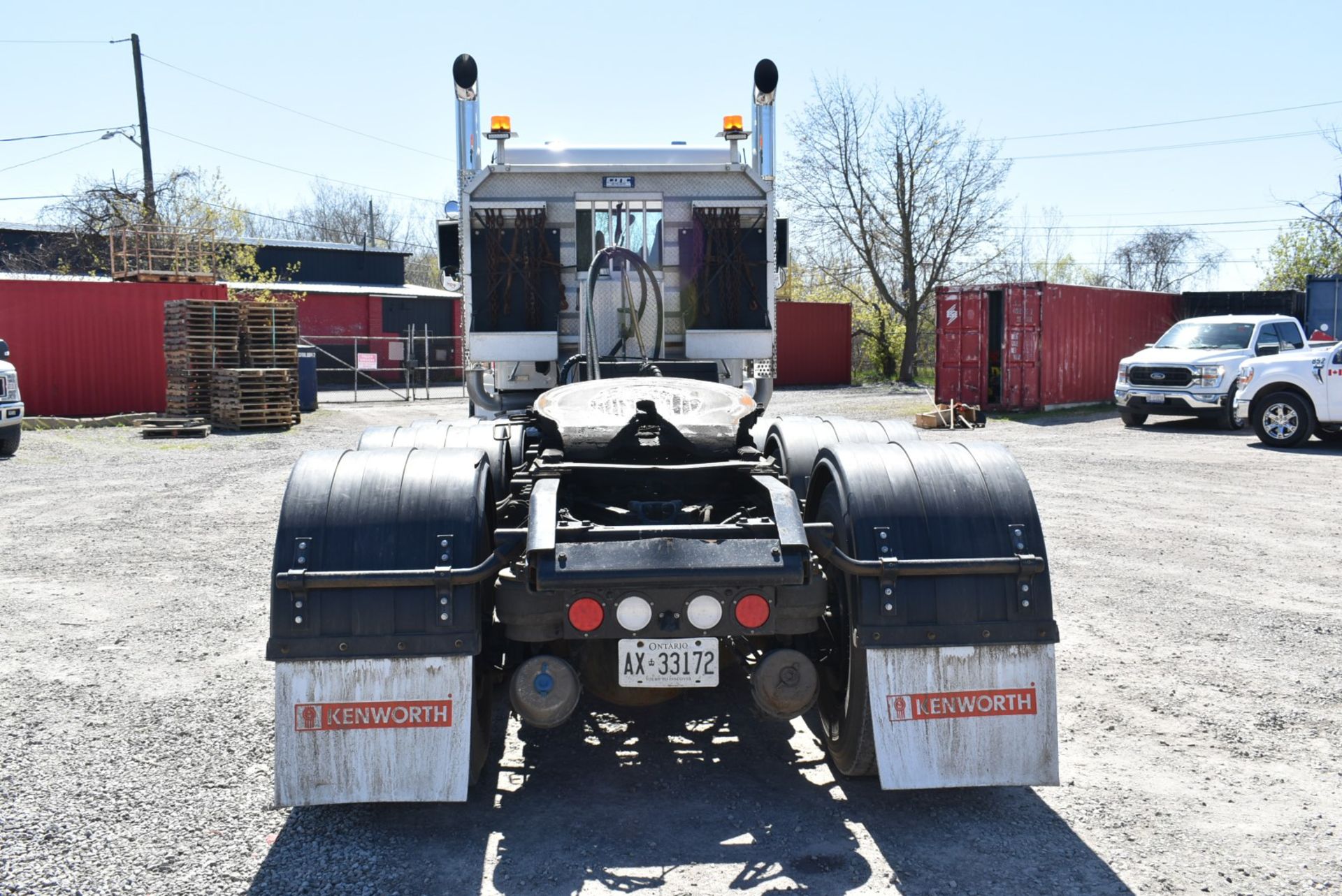 KENWORTH (2019) T800 TRI-AXLE SEMI-TRACTOR TRUCK WITH CUMMINS X15 565HP DIESEL ENGINE, EATON - Image 3 of 18