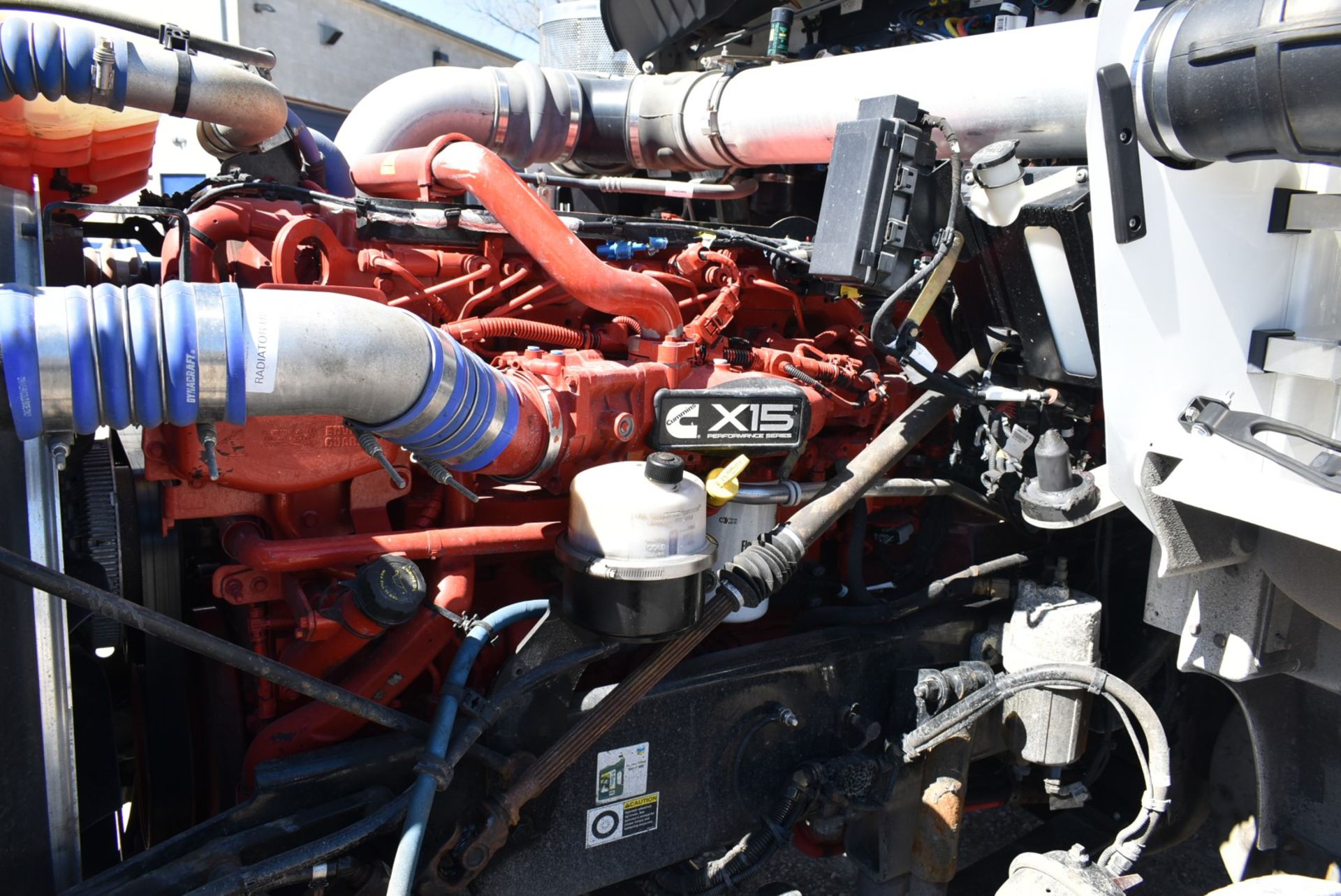 KENWORTH (2019) T800 TRI-AXLE SEMI-TRACTOR TRUCK WITH CUMMINS X15 565HP DIESEL ENGINE, EATON - Image 6 of 18