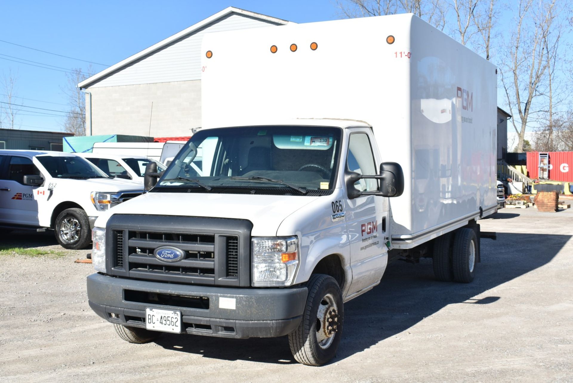 FORD (2018) E450 SUPER DUTY CUBE VAN WITH 6.8L 10 CYL. GAS ENGINE, AUTO. TRANSMISSION, 128,831 KM (