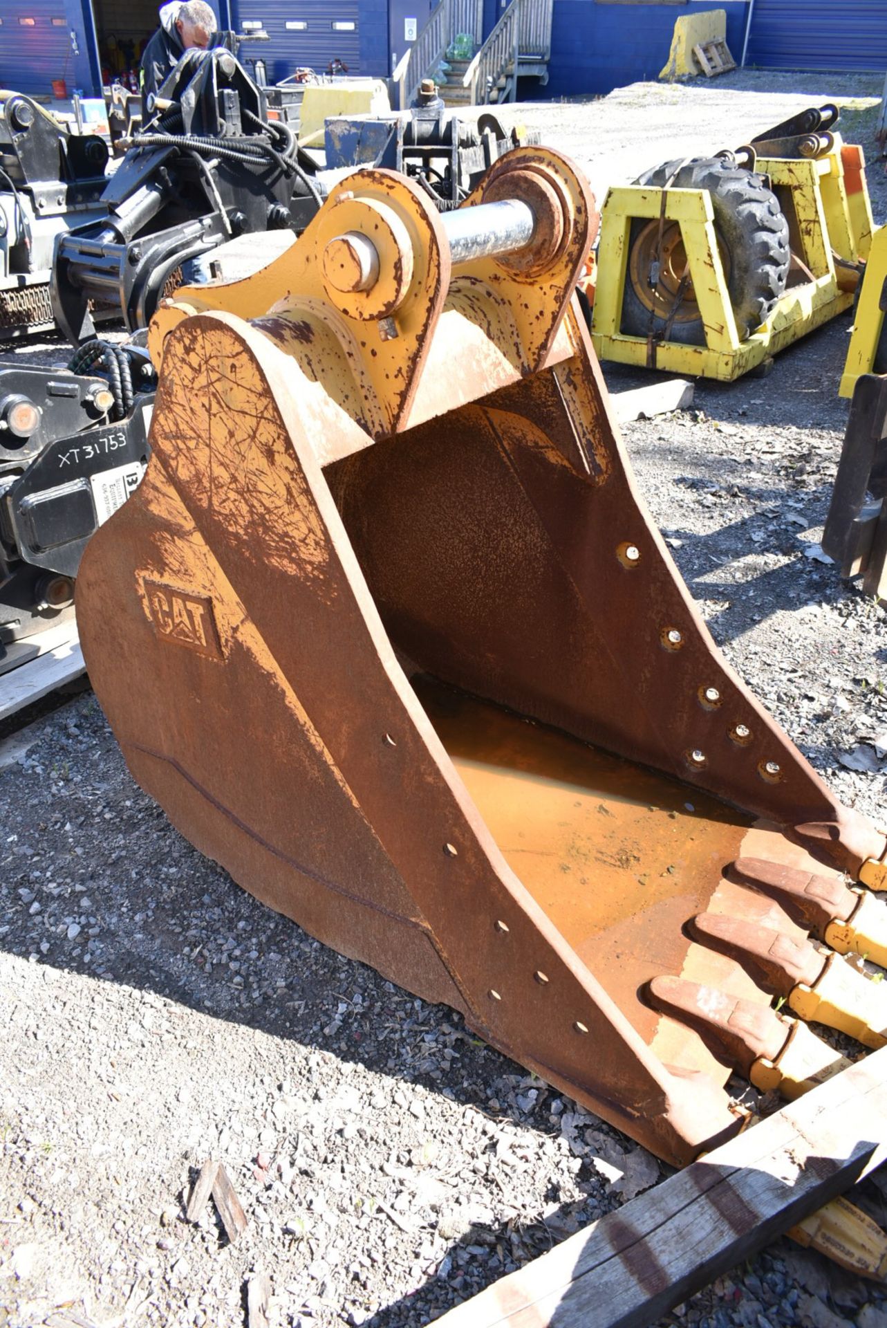 CAT 30" BUCKET ATTACHMENT - Image 2 of 3