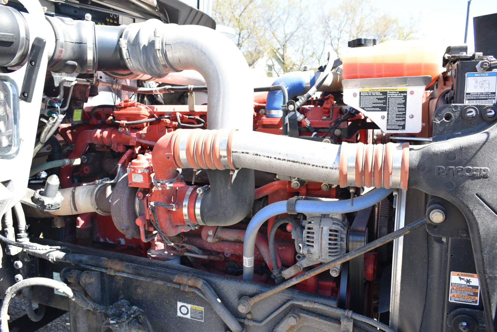 KENWORTH (2019) T800 TRI-AXLE SEMI-TRACTOR TRUCK WITH CUMMINS X15 565HP DIESEL ENGINE, EATON - Image 7 of 18