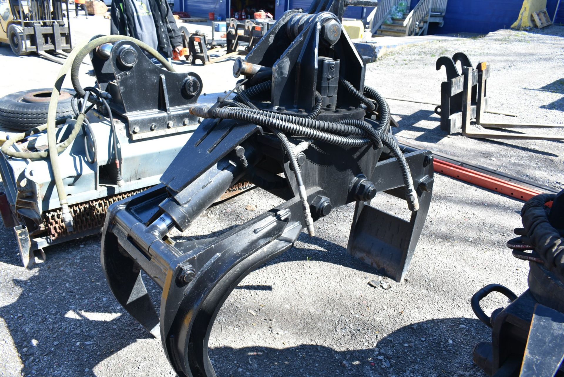 SERCO 680A899 HYDRAULIC EXCAVATOR GRAPPLE ATTACHMENT WITH 3,200 LB. CAPACITY, S/N: G-7981 - Image 2 of 4