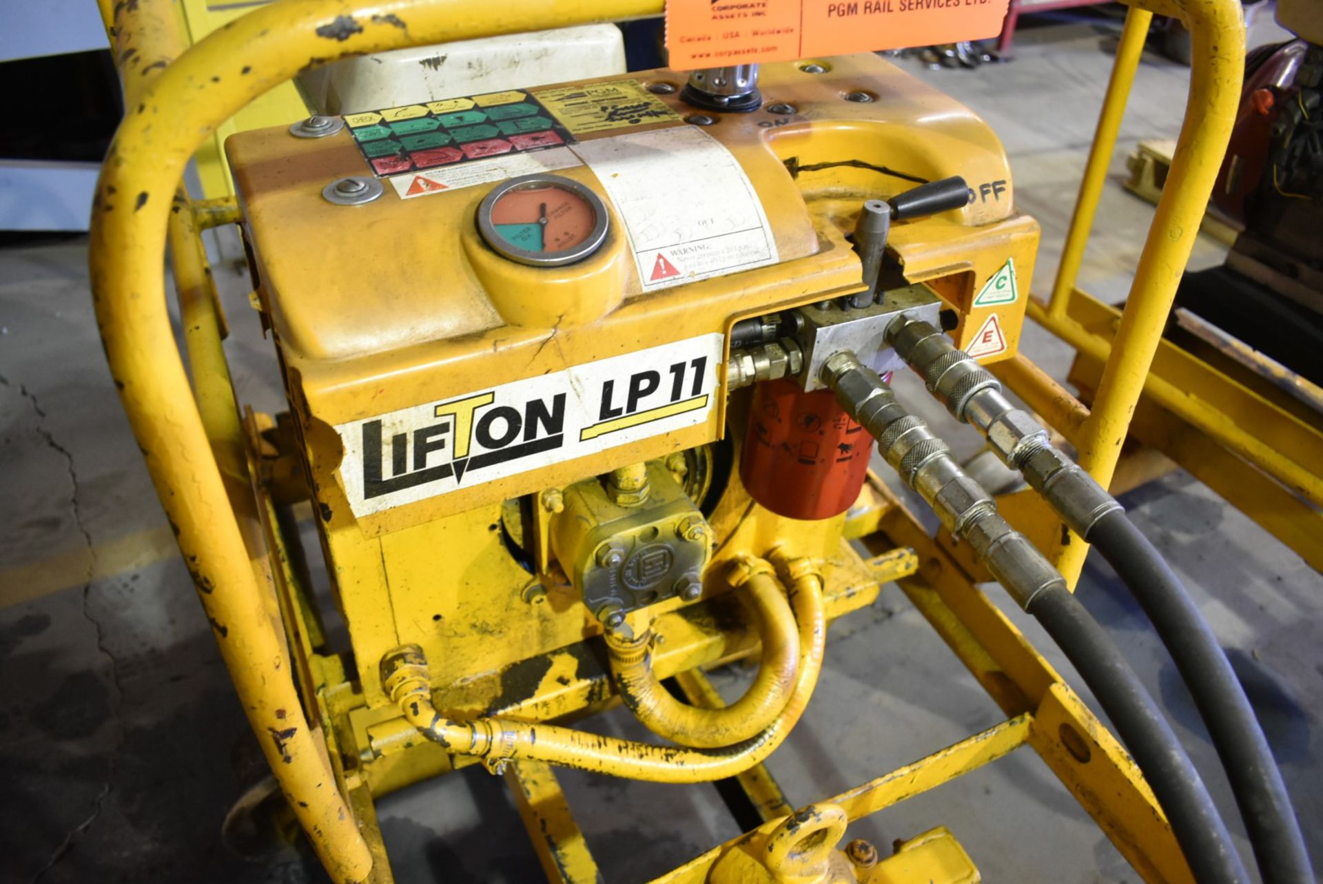 LIFTON LP11 RAIL CART MOUNTED SPIKE PULLER WITH HYDRAULIC POWER PACK, HONDA 11HP GAS ENGINE, - Image 4 of 5