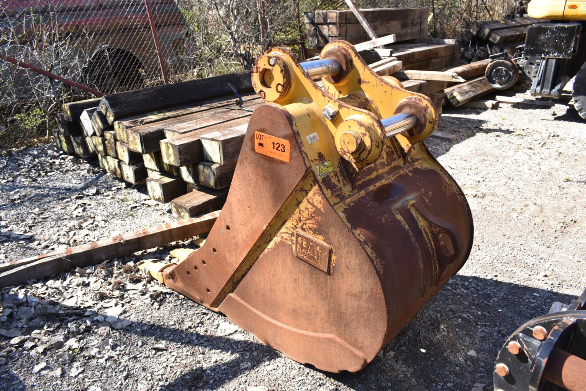 CAT 30" BUCKET ATTACHMENT