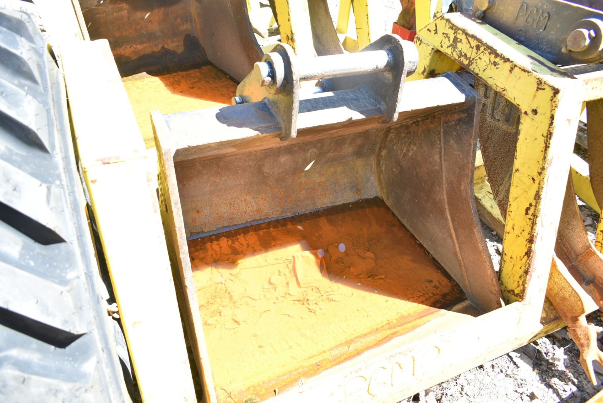 32" BUCKET ATTACHMENT - Image 2 of 2
