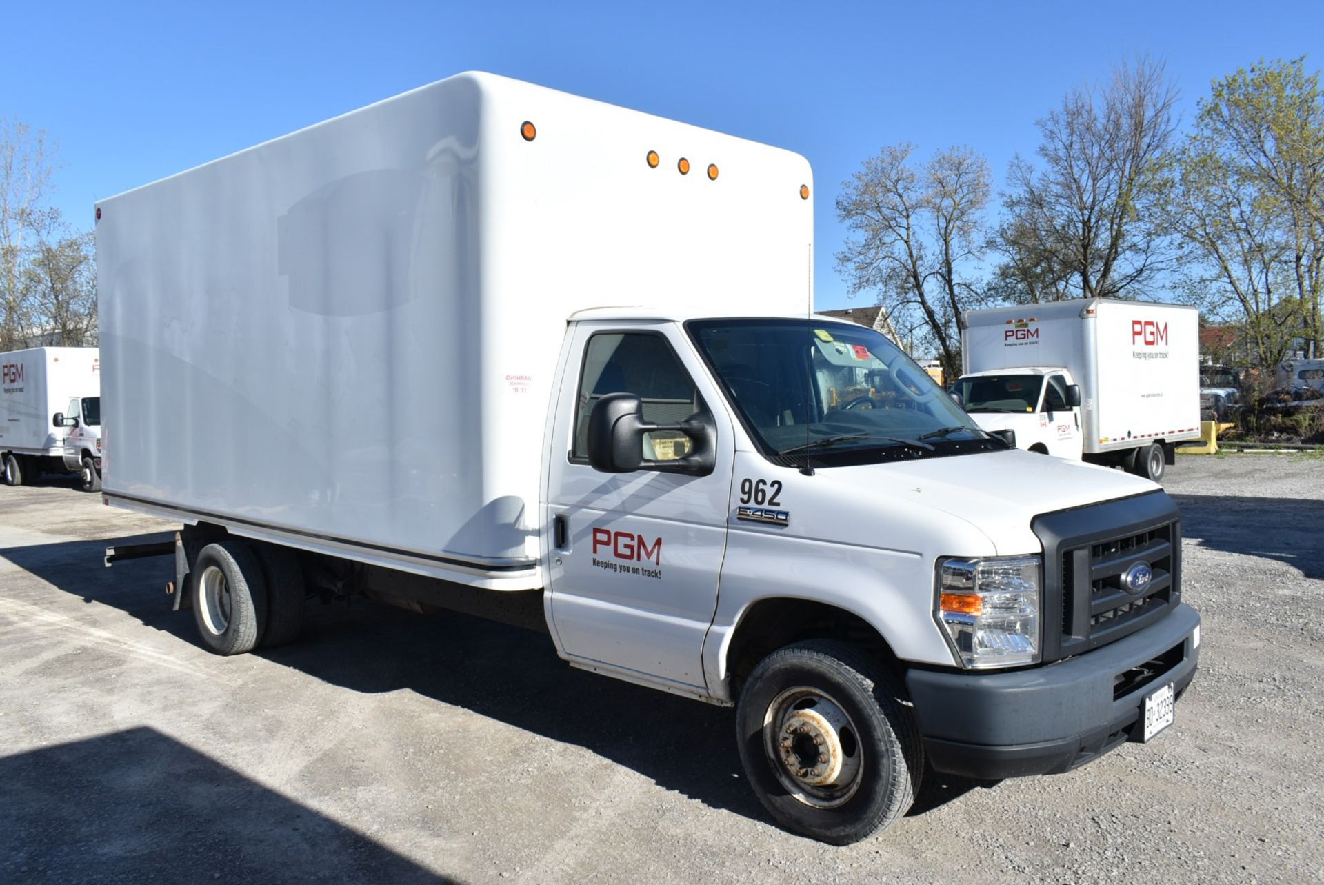 FORD (2018) E450 SUPER DUTY CUBE VAN WITH 6.8L 10 CYL. GAS ENGINE, AUTO. TRANSMISSION, 89,235 KM ( - Image 5 of 13