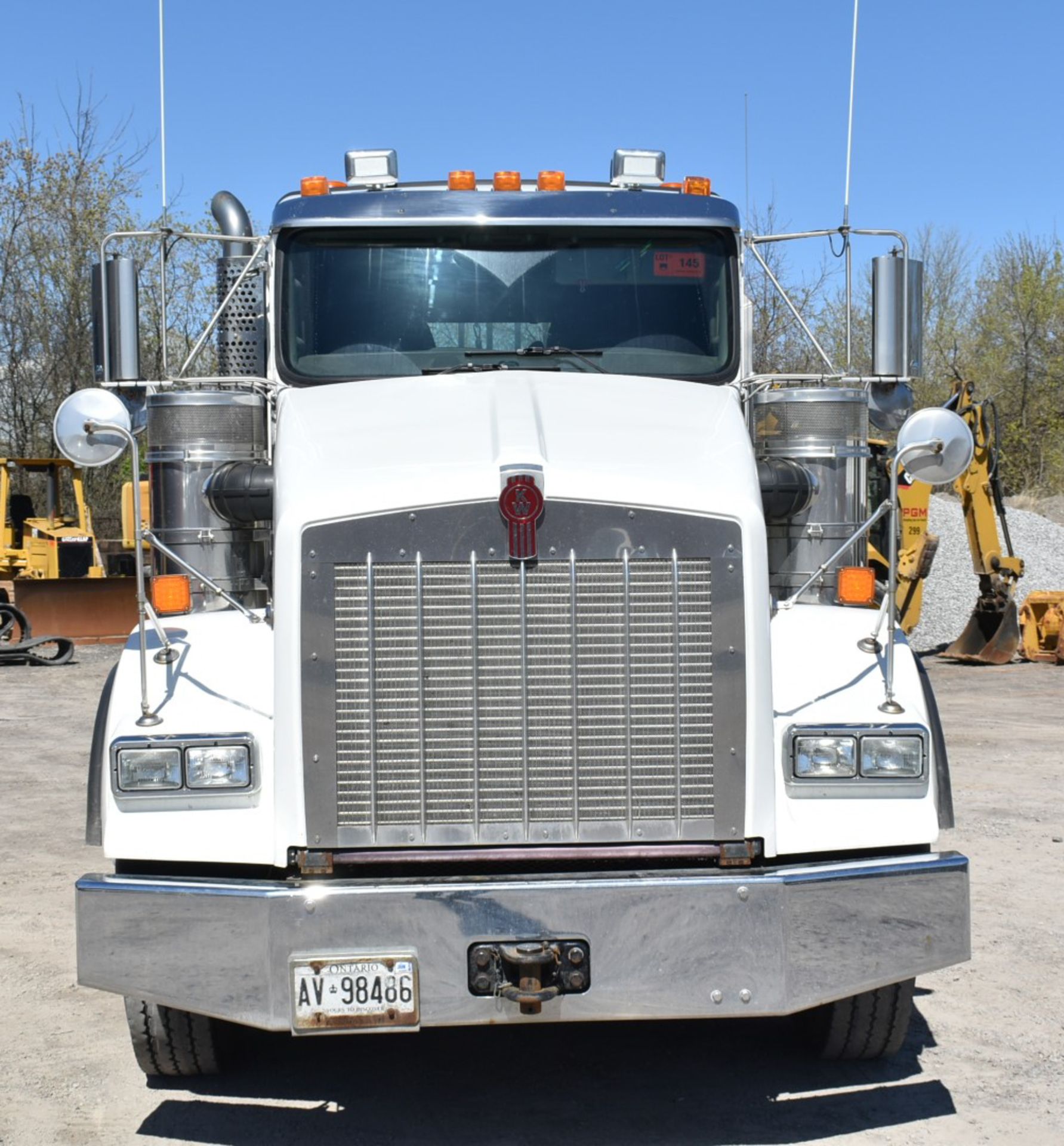 KENWORTH (2018) T800 TRI-DRIVE SEMI-TRACTOR TRUCK WITH DAY CAB, CUMMINS ISX-565 DIESEL ENGINE, - Image 6 of 16