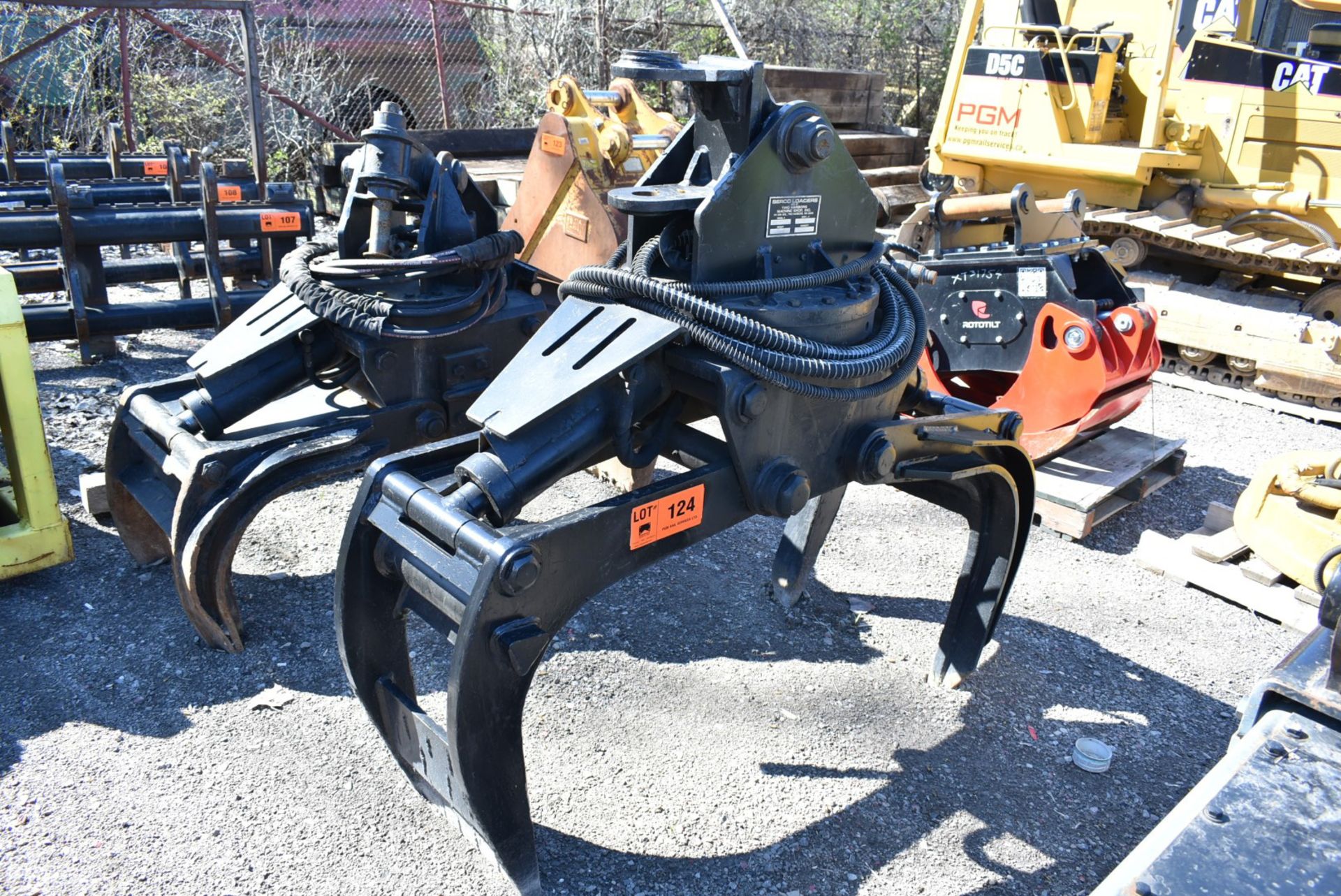 SERCO 680A899 HYDRAULIC EXCAVATOR GRAPPLE ATTACHMENT WITH 3,200 LB. CAPACITY, S/N: G-7981