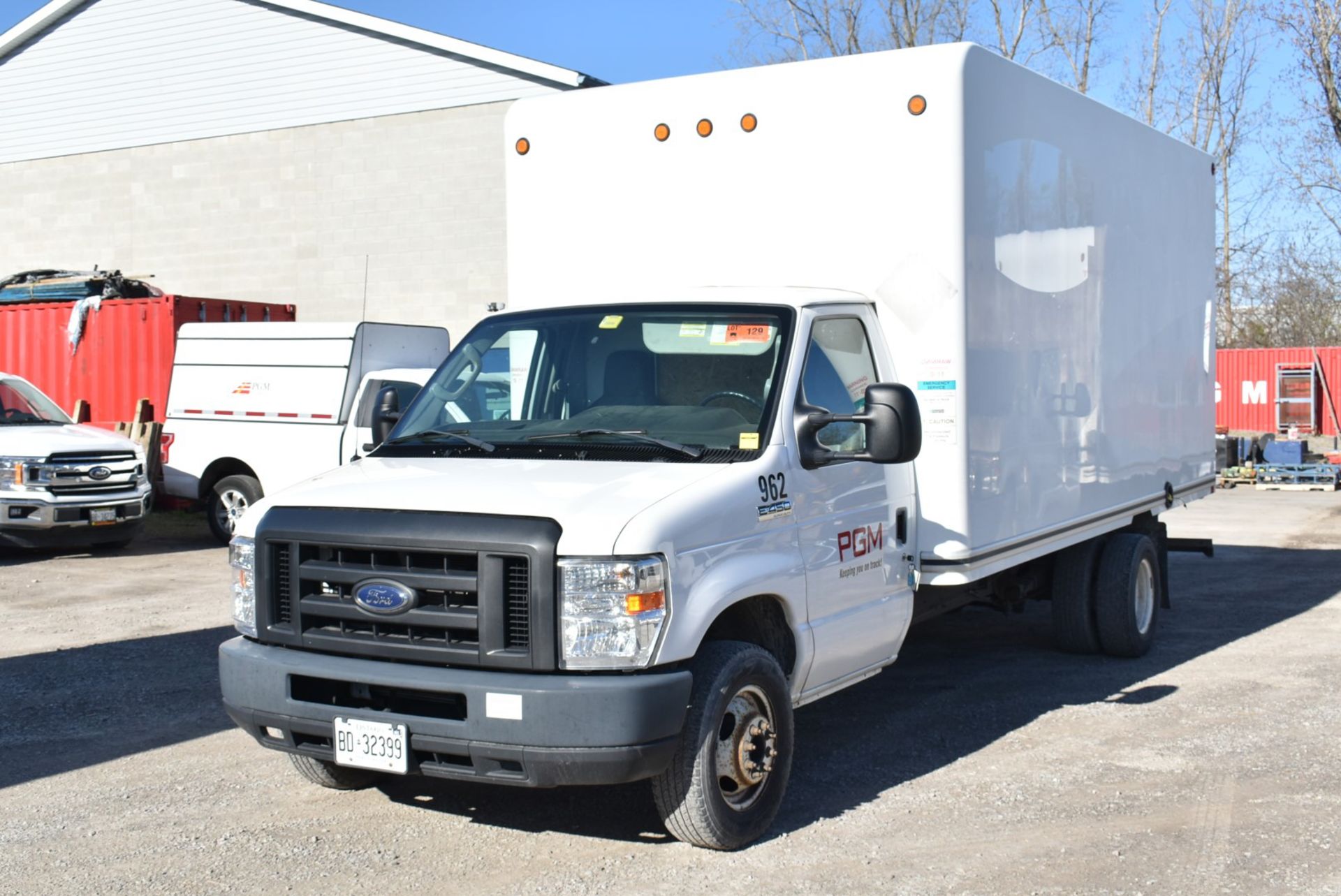 FORD (2018) E450 SUPER DUTY CUBE VAN WITH 6.8L 10 CYL. GAS ENGINE, AUTO. TRANSMISSION, 89,235 KM (