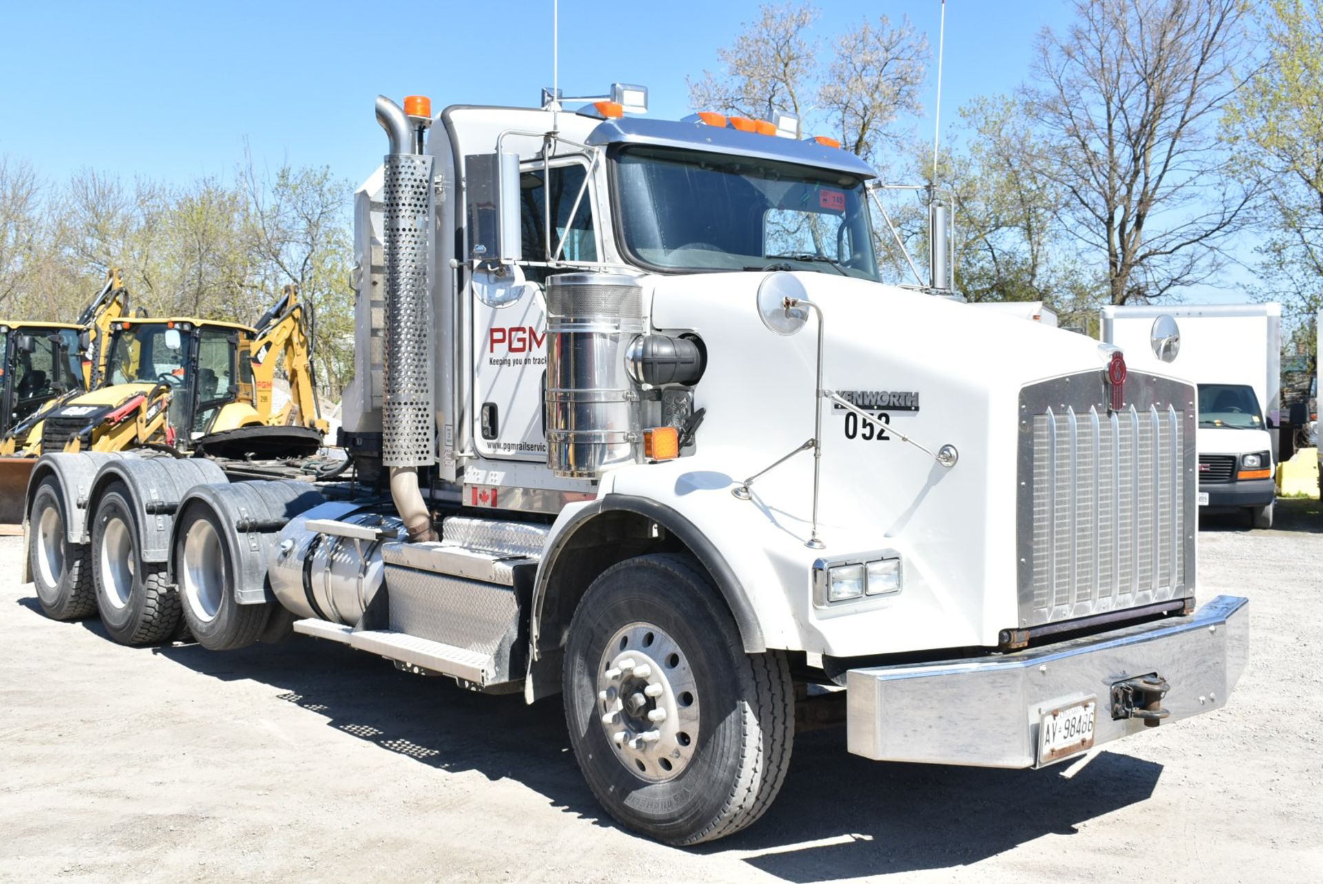 KENWORTH (2018) T800 TRI-DRIVE SEMI-TRACTOR TRUCK WITH DAY CAB, CUMMINS ISX-565 DIESEL ENGINE, - Image 5 of 16
