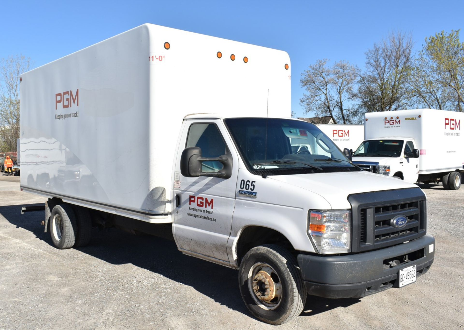 FORD (2018) E450 SUPER DUTY CUBE VAN WITH 6.8L 10 CYL. GAS ENGINE, AUTO. TRANSMISSION, 128,831 KM ( - Image 5 of 13