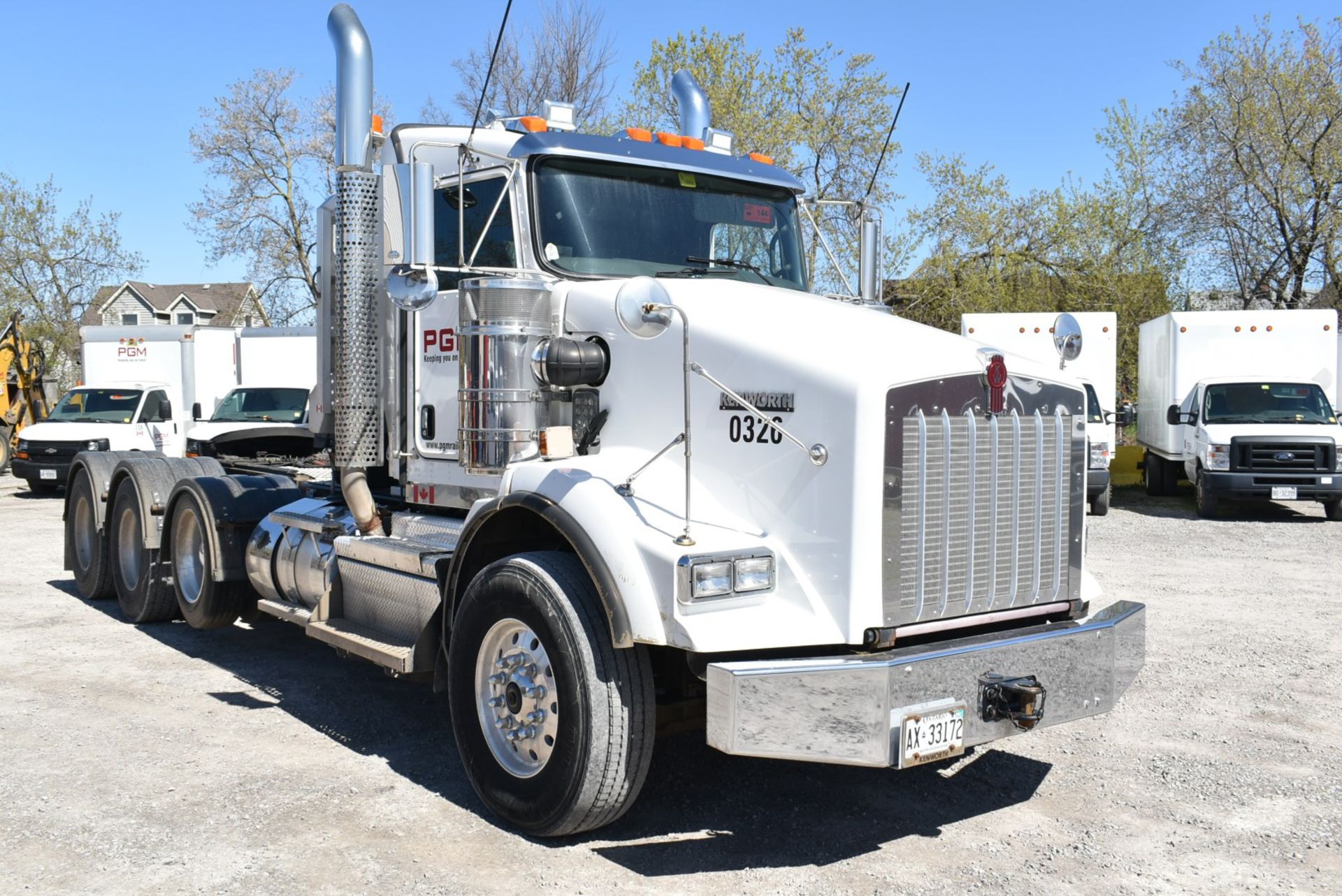 KENWORTH (2019) T800 TRI-AXLE SEMI-TRACTOR TRUCK WITH CUMMINS X15 565HP DIESEL ENGINE, EATON - Image 5 of 18