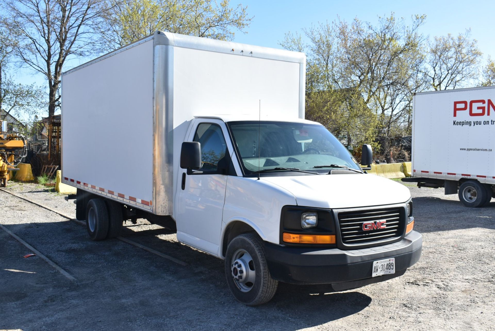 GMC (2015) SAVANA CUBE VAN WITH 6L 8 CYL. GAS ENGINE, AUTO. TRANSMISSION, RWD, 52,594 KM (RECORDED - Image 5 of 13