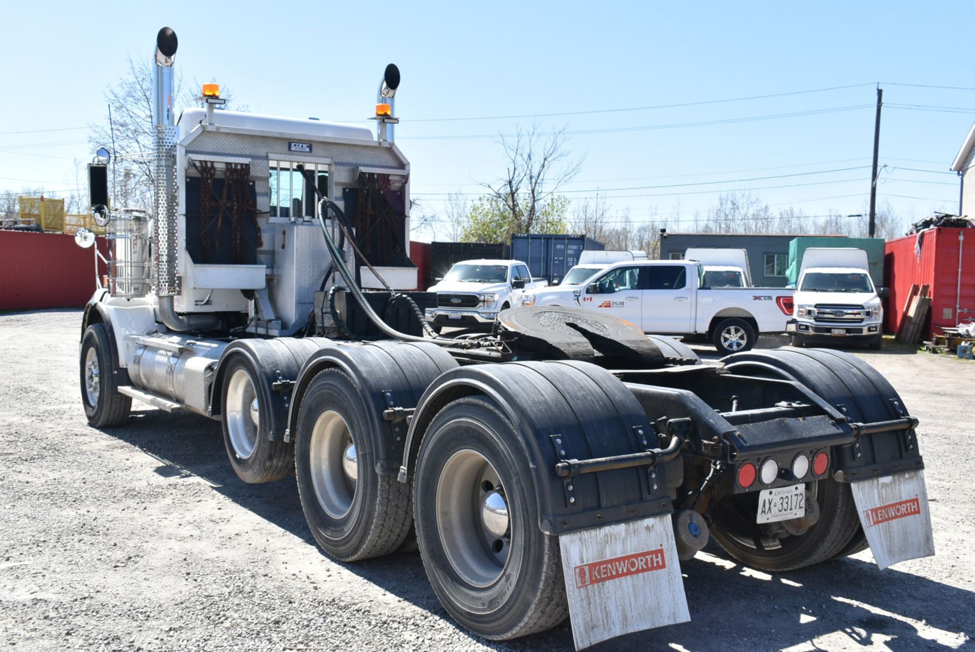 KENWORTH (2019) T800 TRI-AXLE SEMI-TRACTOR TRUCK WITH CUMMINS X15 565HP DIESEL ENGINE, EATON - Image 2 of 18