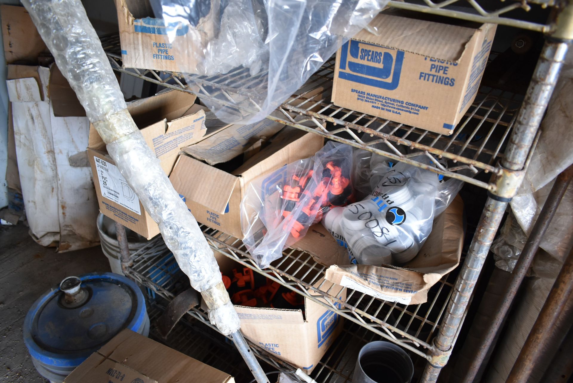 LOT/ CONTENTS OF SHELF CONSISTING OF PIPE FITTINGS, PARTS & HARDWARE - Image 2 of 3