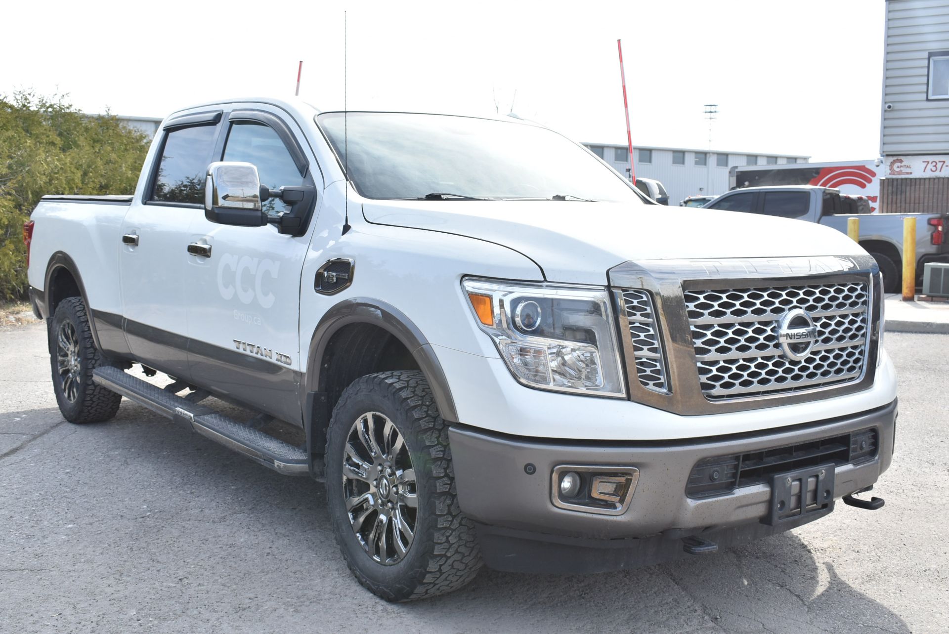 NISSAN (2018) TITAN XD CREW CAB PICK UP TRUCK WITH 5.6 LITER V8 GASOLINE ENGINE, AUTO, 4X4, HEATED - Image 4 of 12