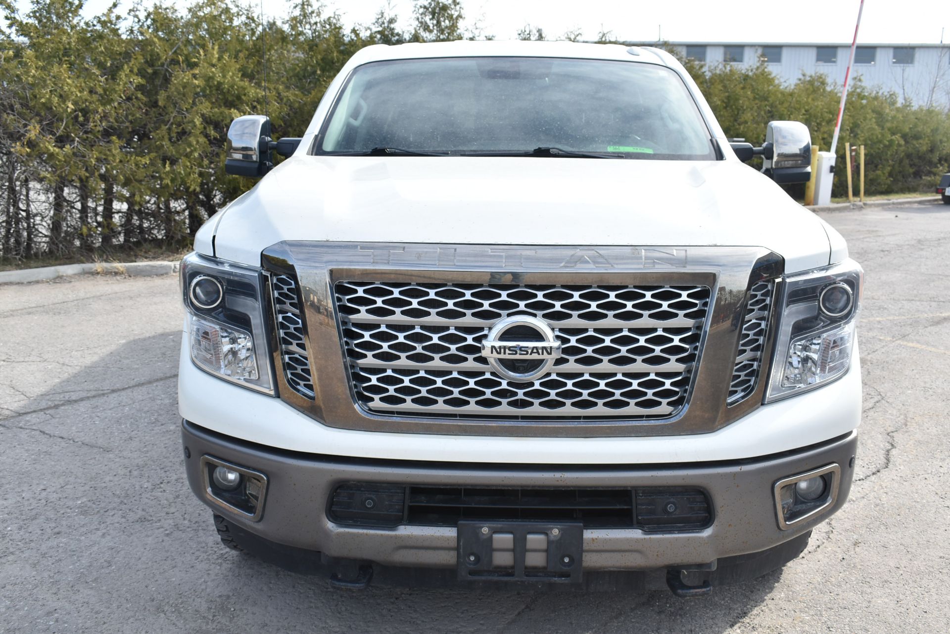 NISSAN (2018) TITAN XD CREW CAB PICK UP TRUCK WITH 5.6 LITER V8 GASOLINE ENGINE, AUTO, 4X4, HEATED - Image 5 of 12