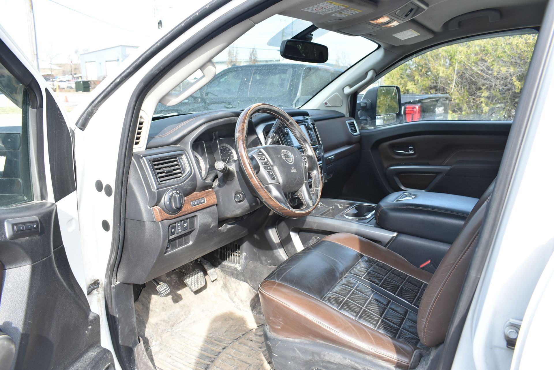 NISSAN (2018) TITAN XD CREW CAB PICK UP TRUCK WITH 5.6 LITER V8 GASOLINE ENGINE, AUTO, 4X4, HEATED - Image 7 of 12