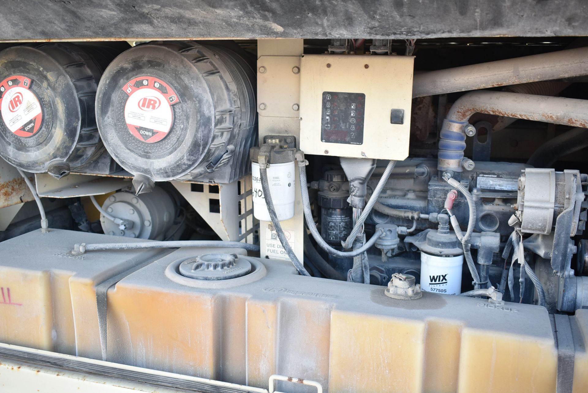 INGERSOLL-RAND XP 375 TOW-BEHIND DIESEL POWERED AIR COMPRESSOR WITH INGERSOLL-RAND 4045HF275I DIESEL - Image 9 of 13