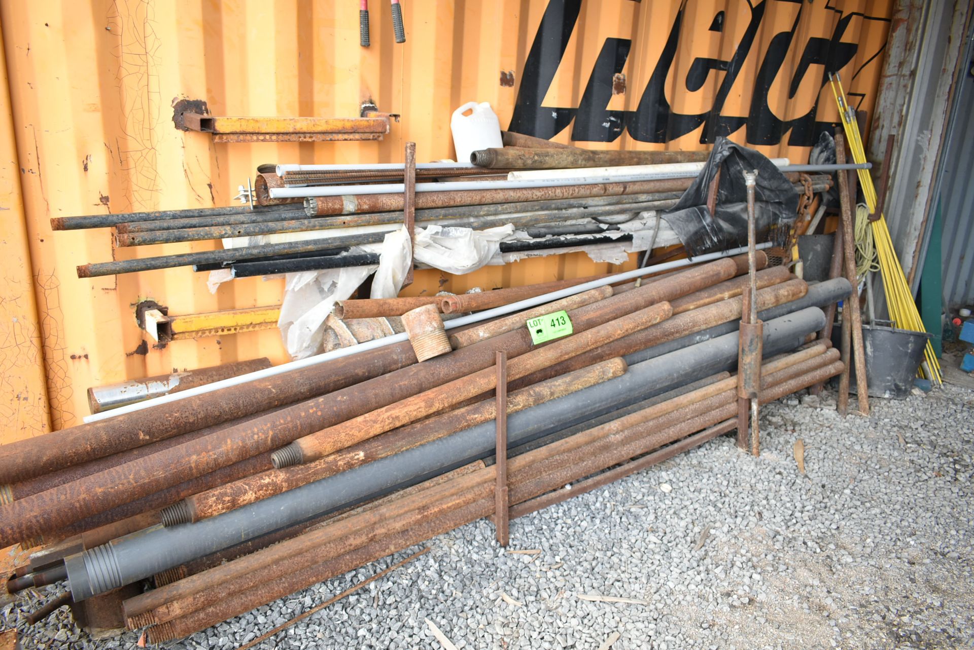 LOT/ CONTENTS OF RACK CONSISTING OF STEEL PIPE