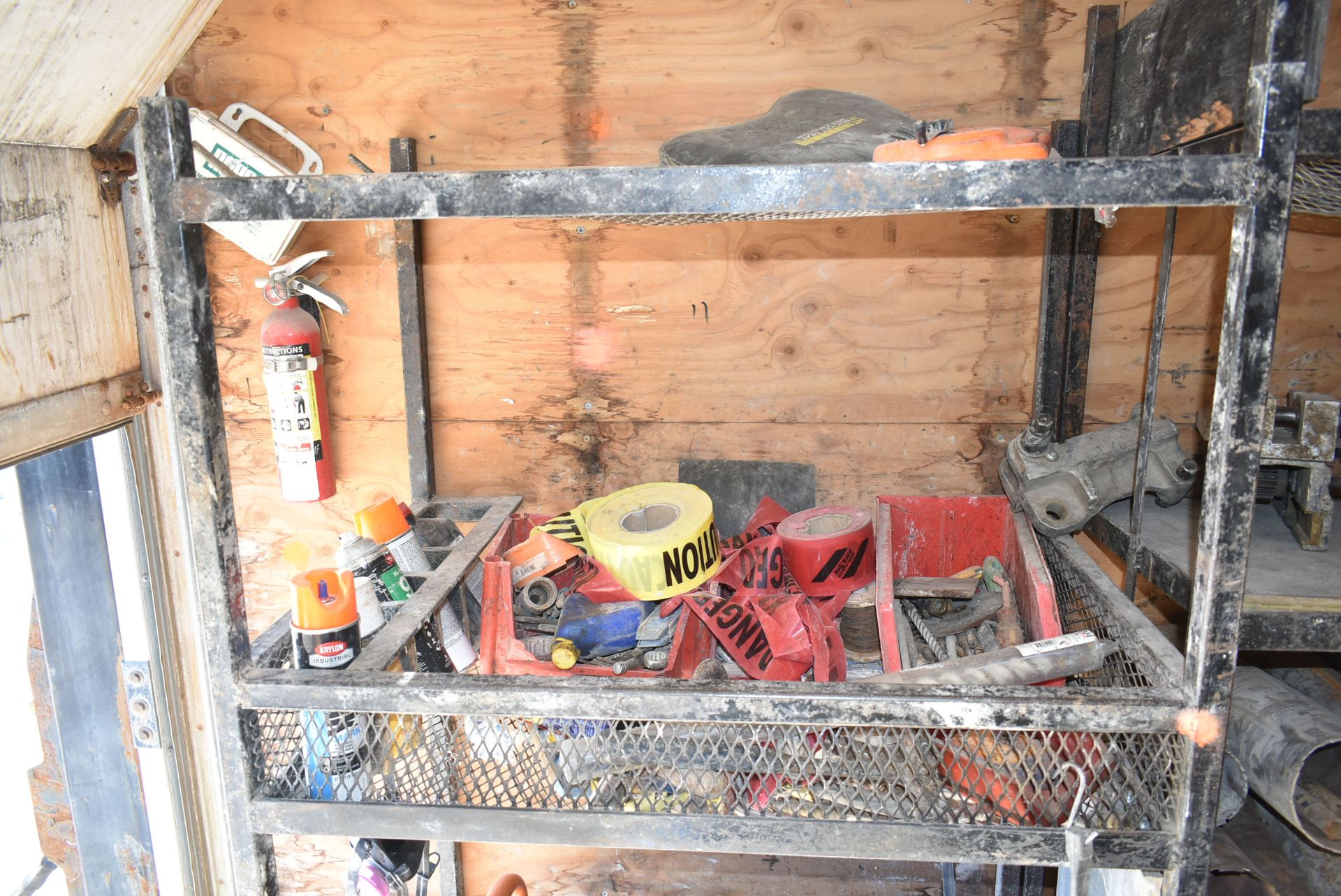 LOT/ REMAINING CONTENTS OF BOX CONSISTING OF SCAFFOLD UPRIGHT, HOSE, EXTENSION CORDS, MICROWAVE, - Bild 4 aus 4