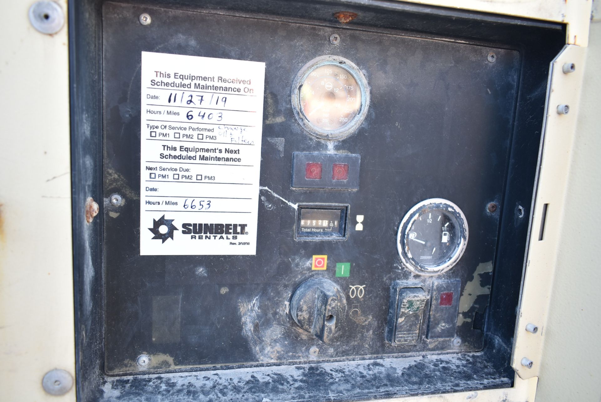 INGERSOLL-RAND XP 375 TOW-BEHIND DIESEL POWERED AIR COMPRESSOR WITH INGERSOLL-RAND 4045HF275I DIESEL - Image 12 of 13