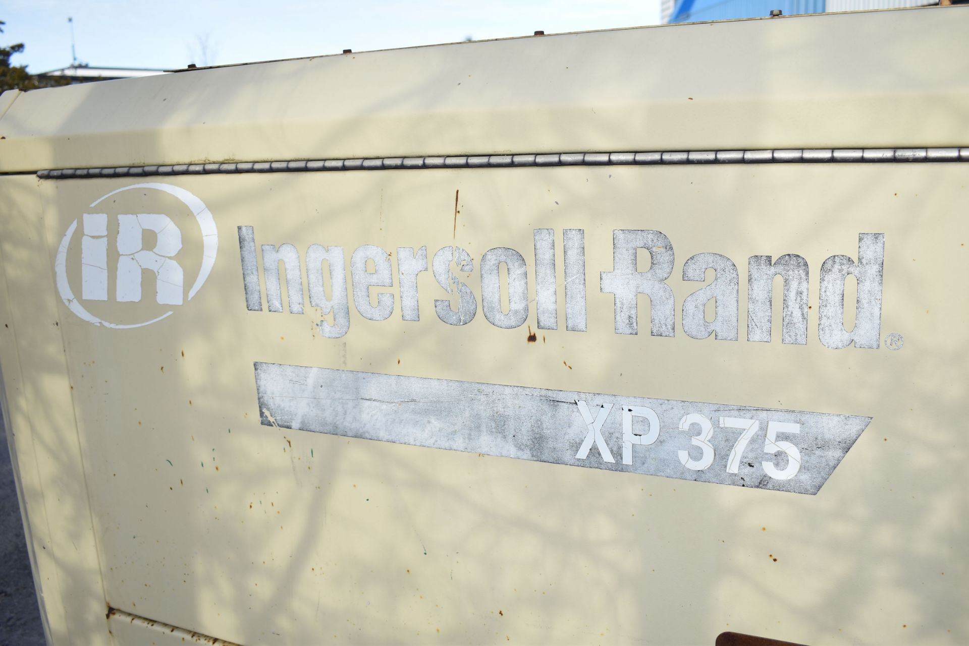 INGERSOLL-RAND XP 375 TOW-BEHIND DIESEL POWERED AIR COMPRESSOR WITH INGERSOLL-RAND 4045HF275I DIESEL - Image 6 of 13
