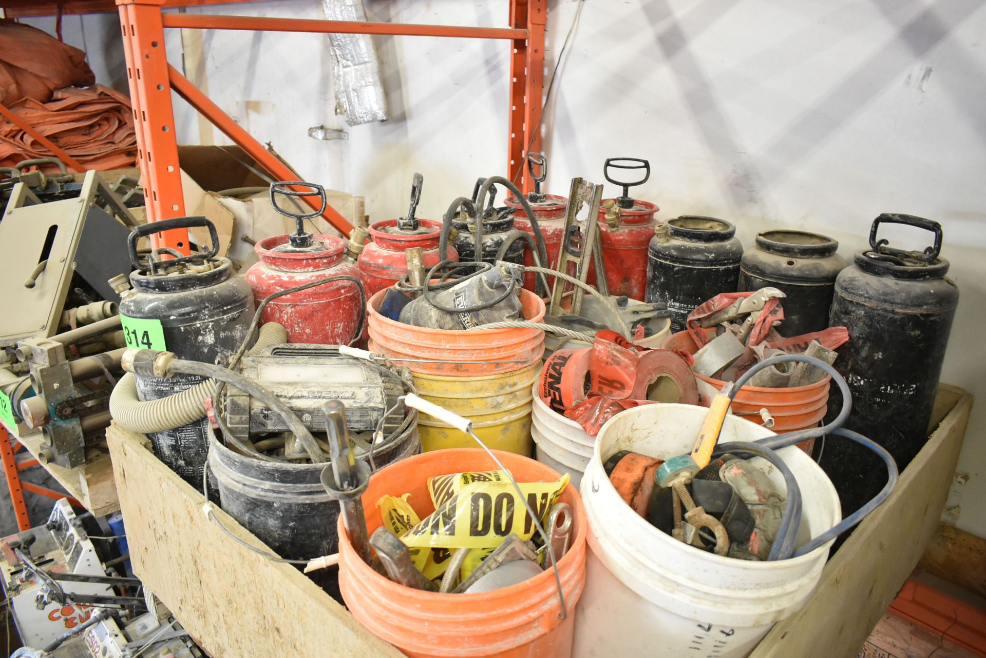 LOT/ CRATE WITH CONTENTS CONSISTING OF PRESSURE JUGS & COMPONENTS