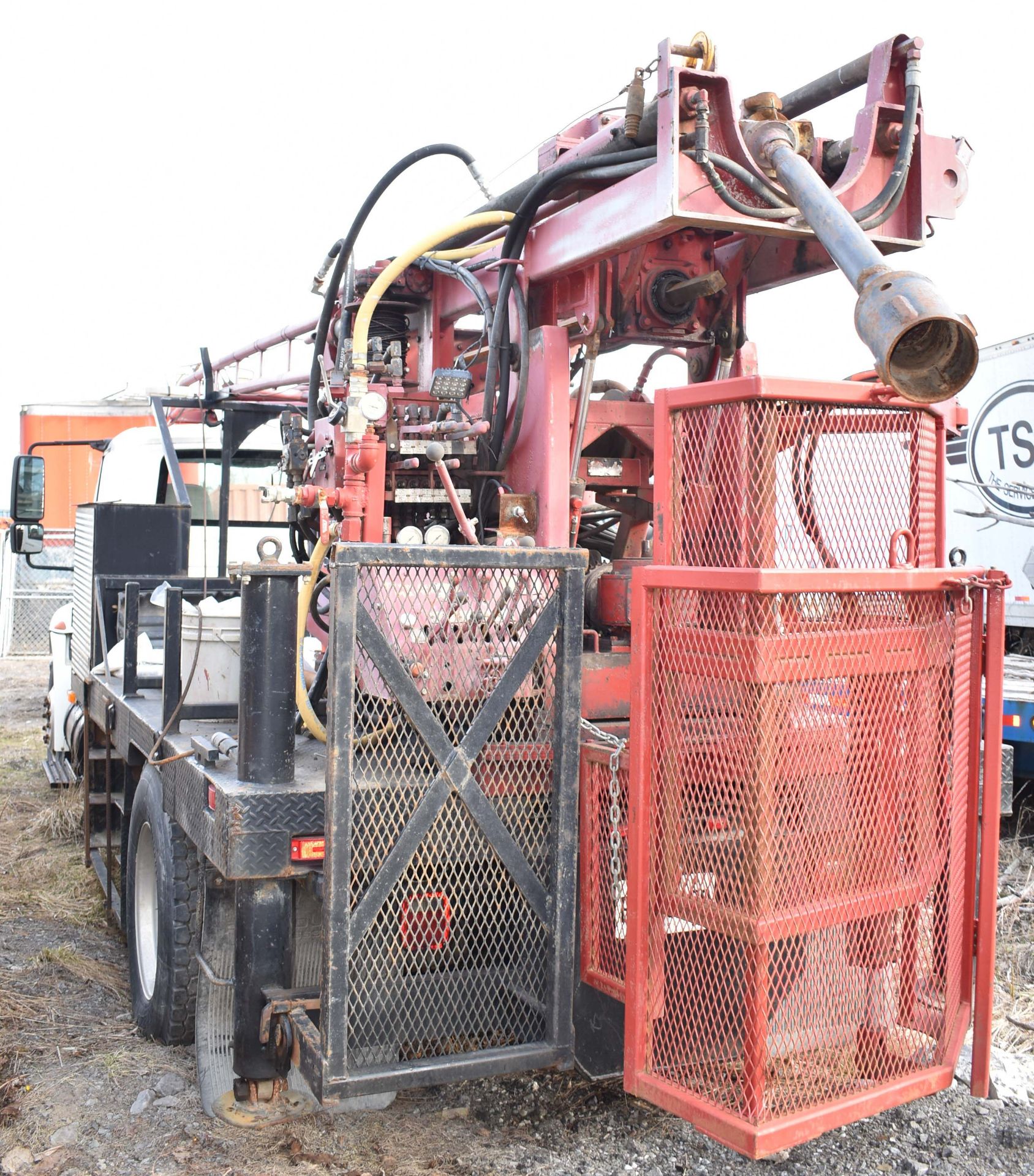 INTERNATIONAL (2005) 4300 SBA 4X2 MOBILE DRILL RIG WITH DT466/MAXXFORCE DT DIESEL ENGINE CENTRAL - Image 2 of 25