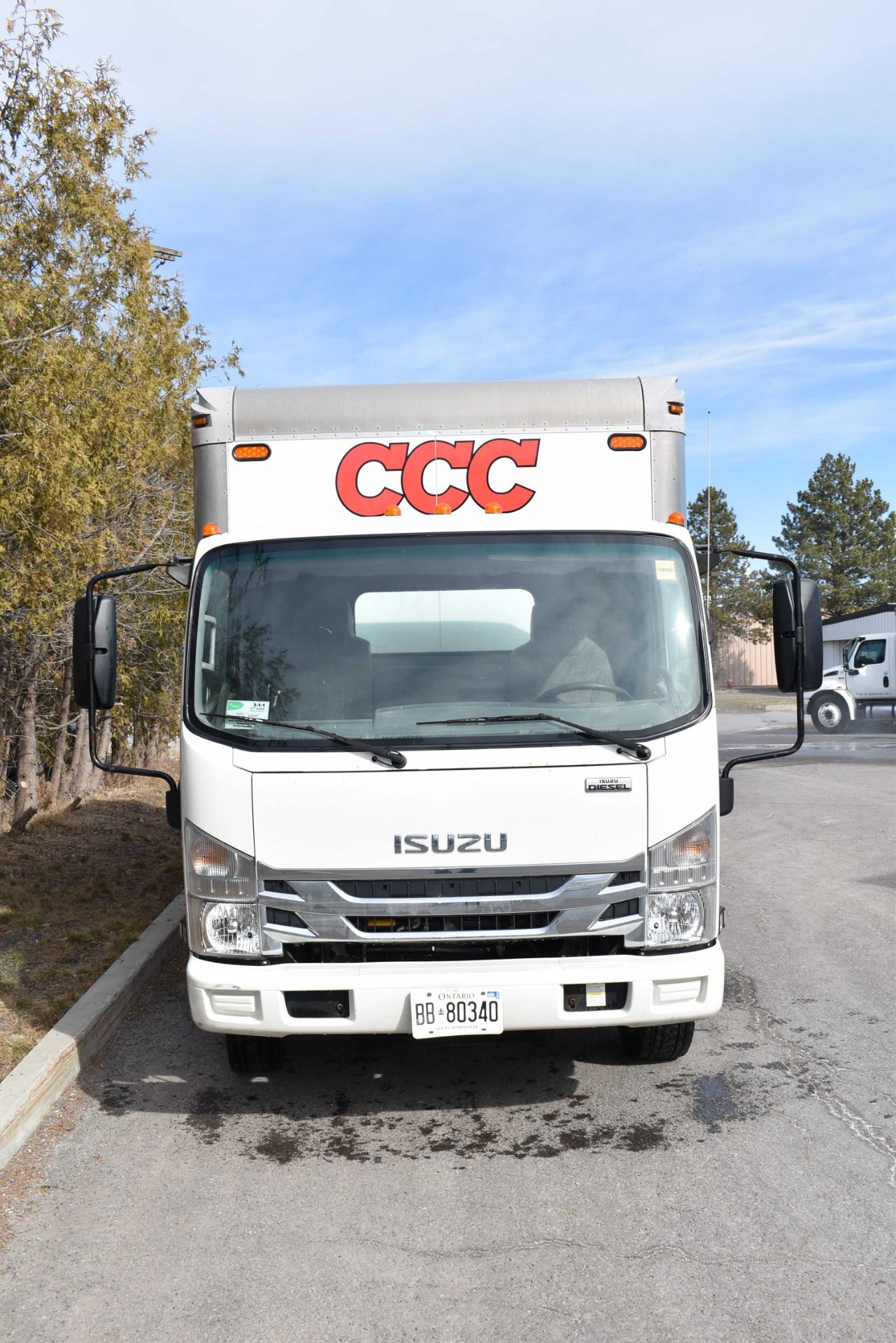 ISUZU (2020) NRR BOX TRUCK WITH ISUZU 5.4 LITER DIESEL ENGINE, AUTO, RWD, DUALLY, 16' BOX, 19,500 LB - Image 6 of 15