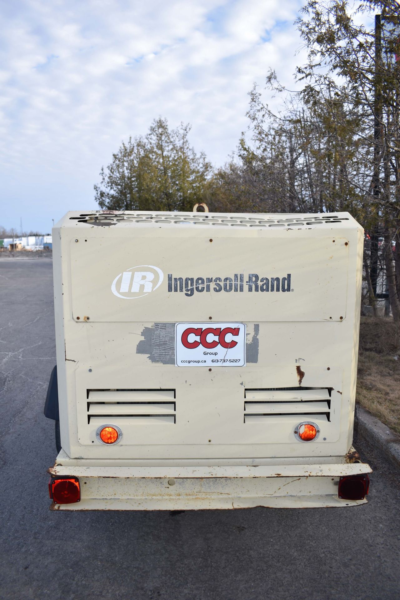 INGERSOLL-RAND XP 375 TOW-BEHIND DIESEL POWERED AIR COMPRESSOR WITH INGERSOLL-RAND 4045HF275I DIESEL - Image 4 of 13