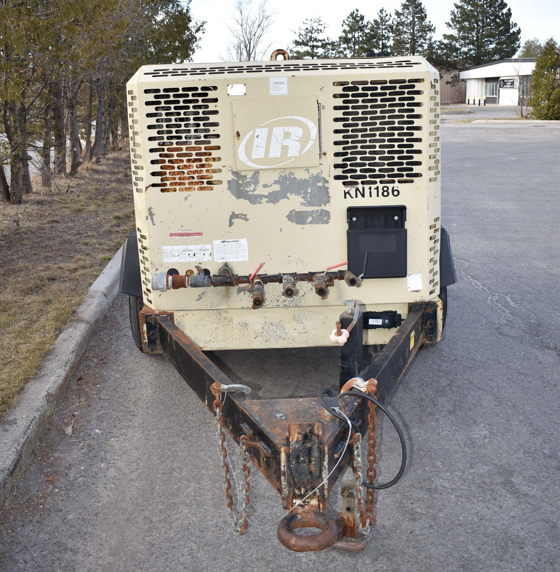 INGERSOLL-RAND XP 375 TOW-BEHIND DIESEL POWERED AIR COMPRESSOR WITH INGERSOLL-RAND 4045HF275I DIESEL - Image 5 of 13