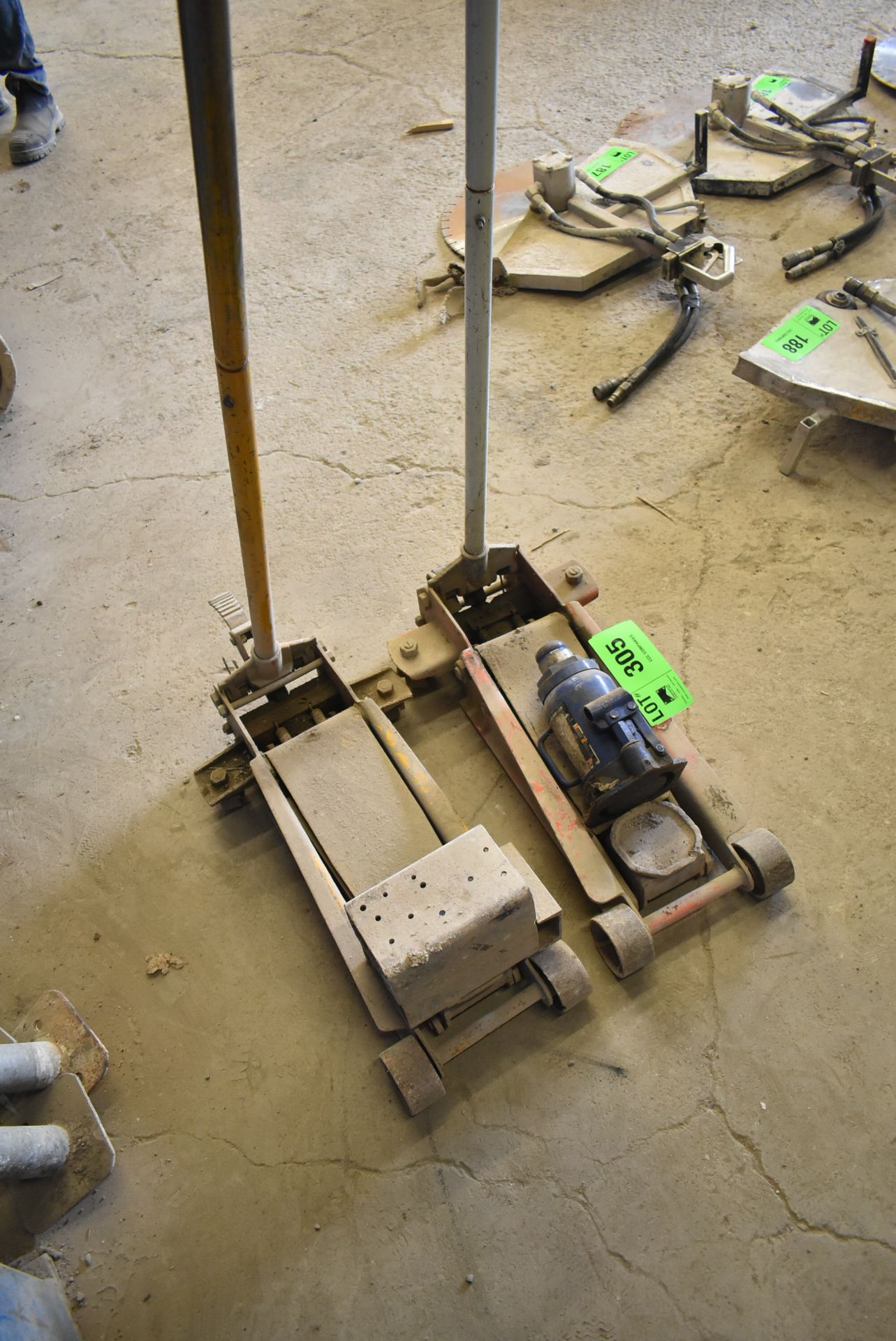 LOT/ (2) HYDRAULIC ROLLING FLOOR JACKS & (1) HYDRAULIC BOTTLE JACK - Image 2 of 2