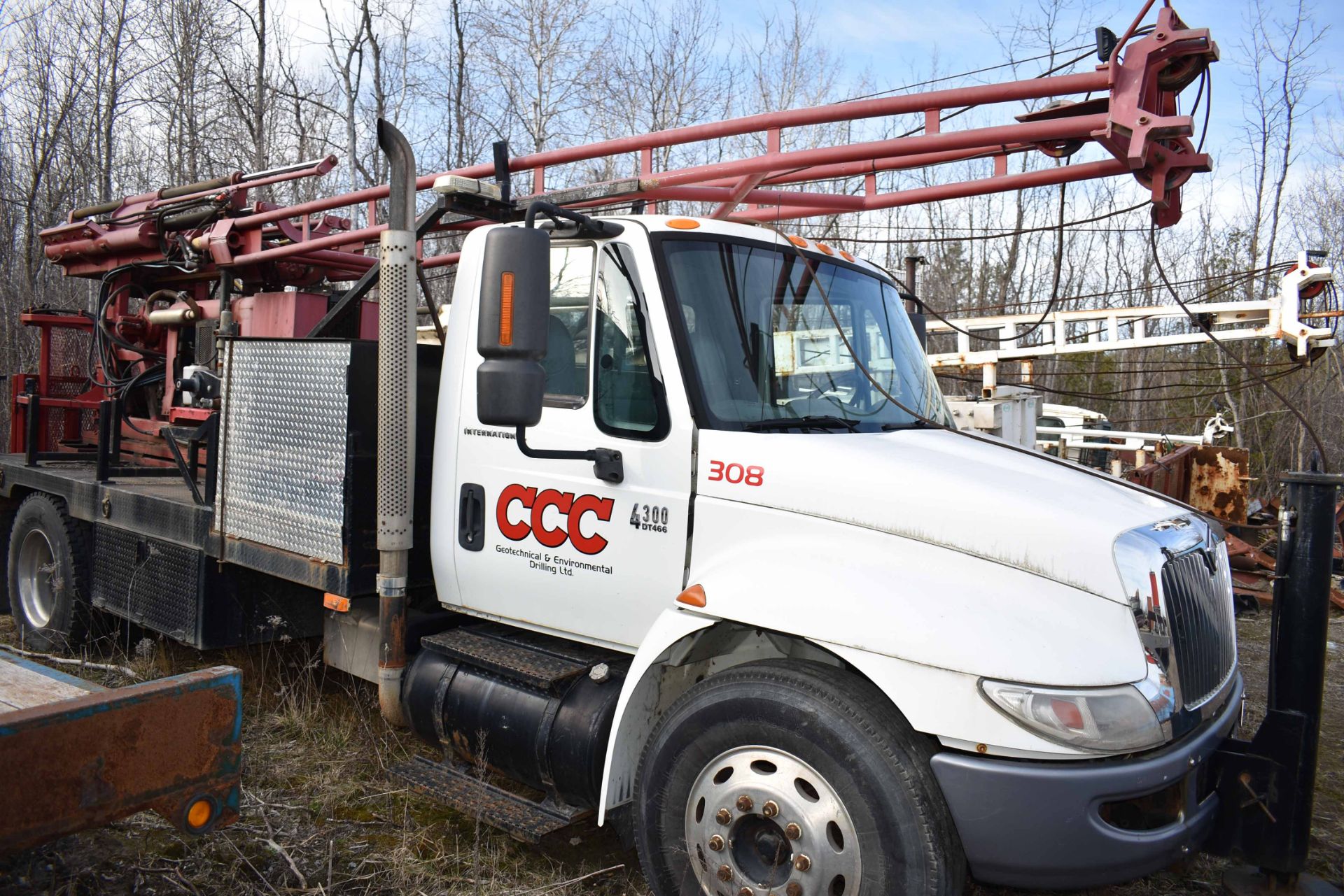 INTERNATIONAL (2005) 4300 SBA 4X2 MOBILE DRILL RIG WITH DT466/MAXXFORCE DT DIESEL ENGINE CENTRAL - Image 7 of 25