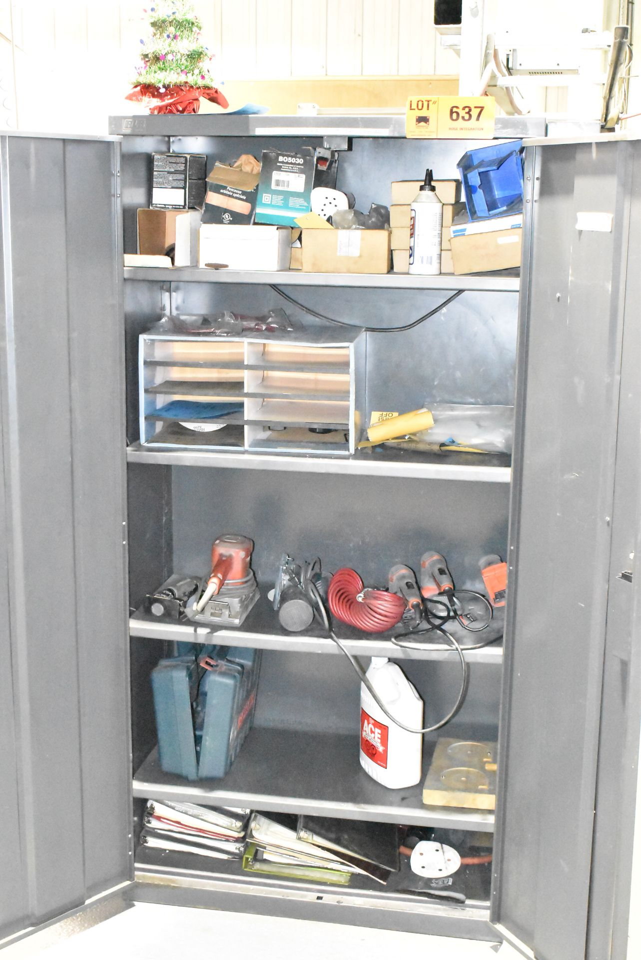 LOT/ CABINET WITH CONTENTS CONSISTING OF ELECTRIC SANDERS & SUPPLIES