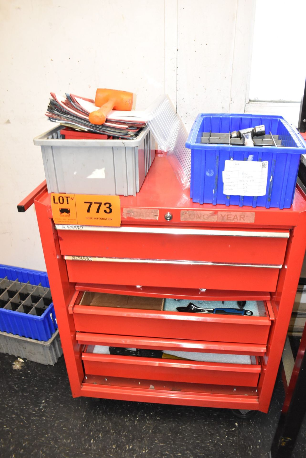 LOT/ ROLLING TOOLBOX WITH HAND TOOLS