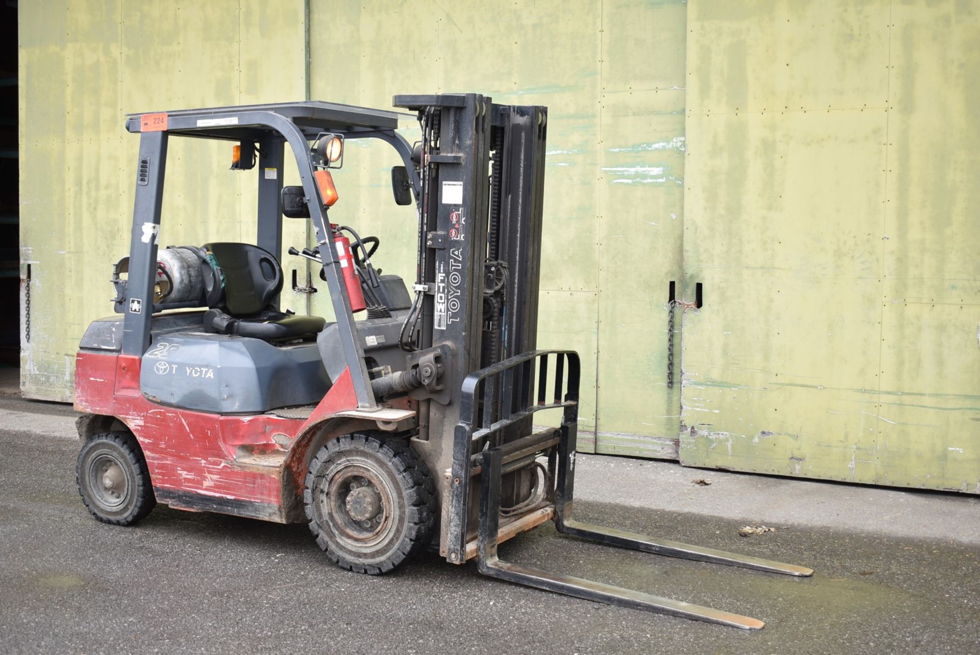 TOYOTA 7FGU25 LPG FORKLIFT WITH 3,750 LB MAXIMUM CAPACITY, 189" MAXIMUM VERTICAL REACH, BACK-TILT,