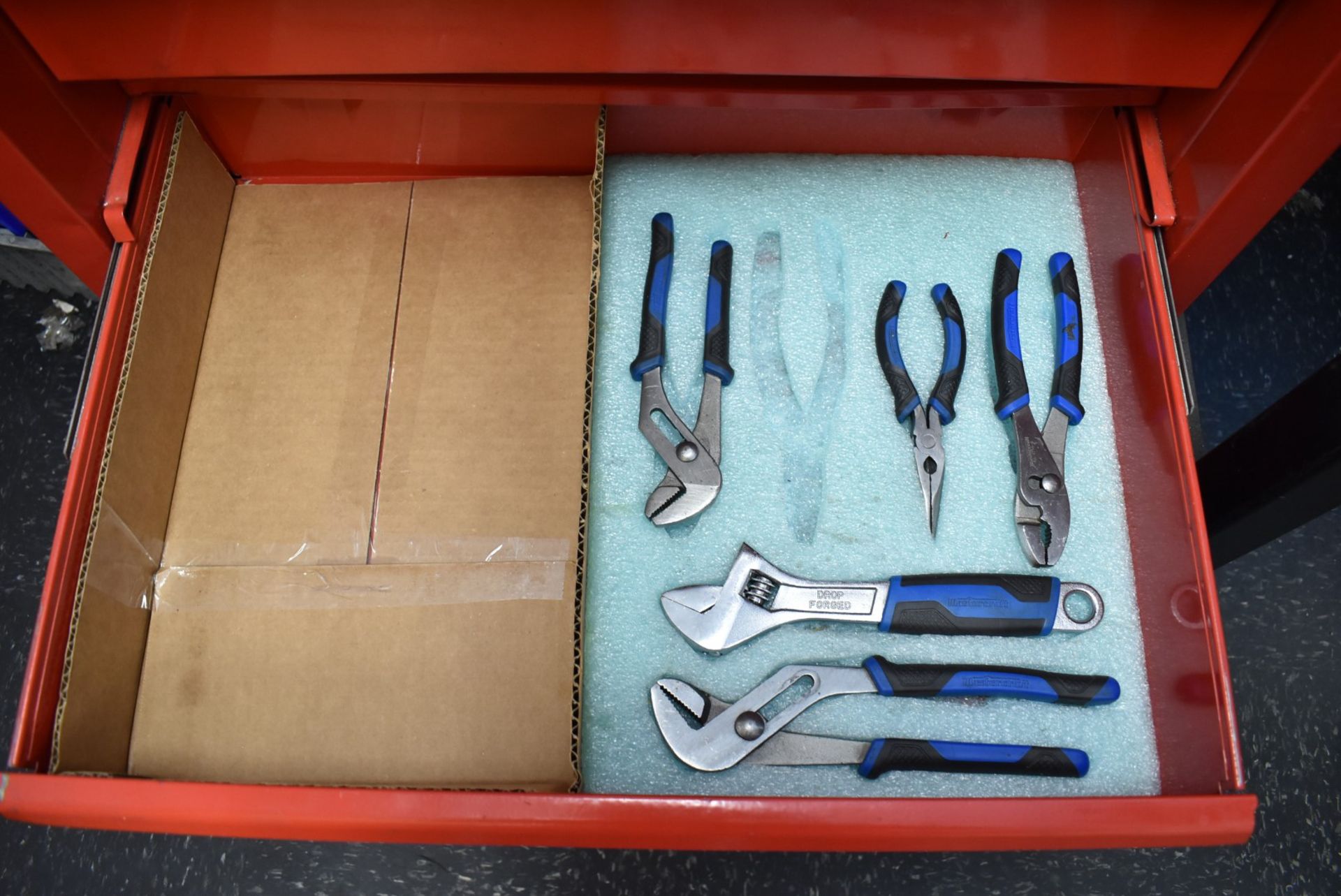 LOT/ ROLLING TOOLBOX WITH HAND TOOLS - Image 4 of 5