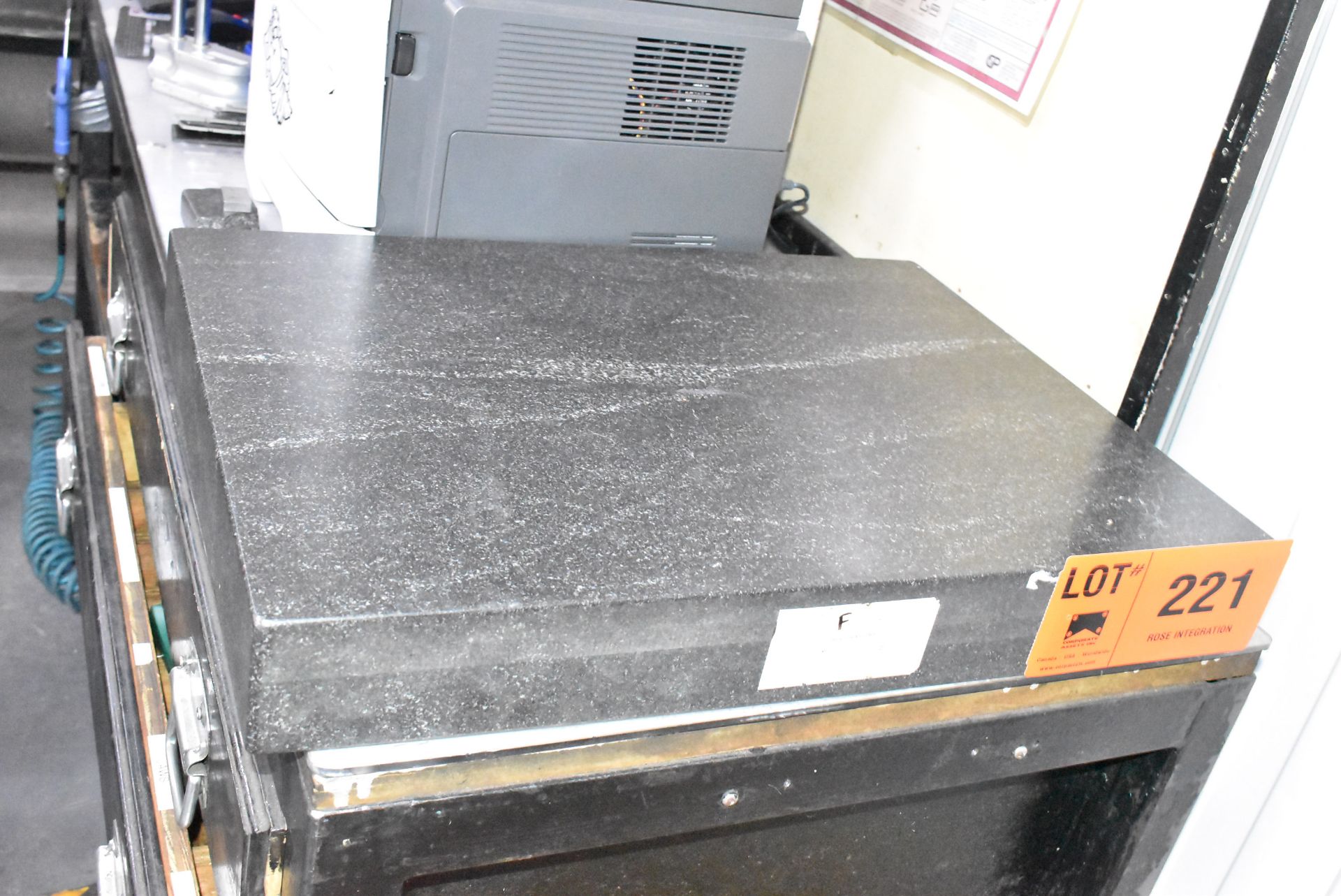 MFG UNKNOWN 24" X 18" X 3" GRANITE SURFACE PLATE, S/N N/A [RIGGING FEE FOR LOT #221 - $50 USD PLUS