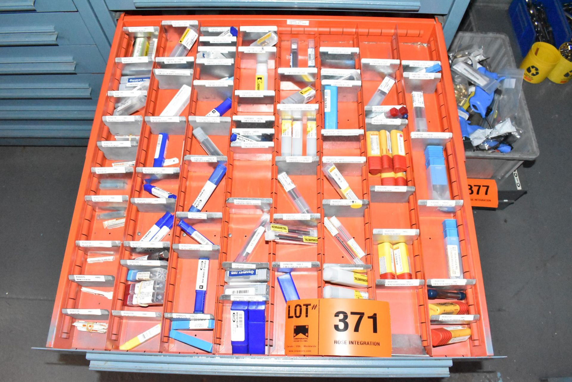 LOT/ CONTENTS OF CABINET CONSISTING OF CUTTING TOOLS, CARBIDE INSERTS, DRILLS & ABRASIVES - Image 6 of 10